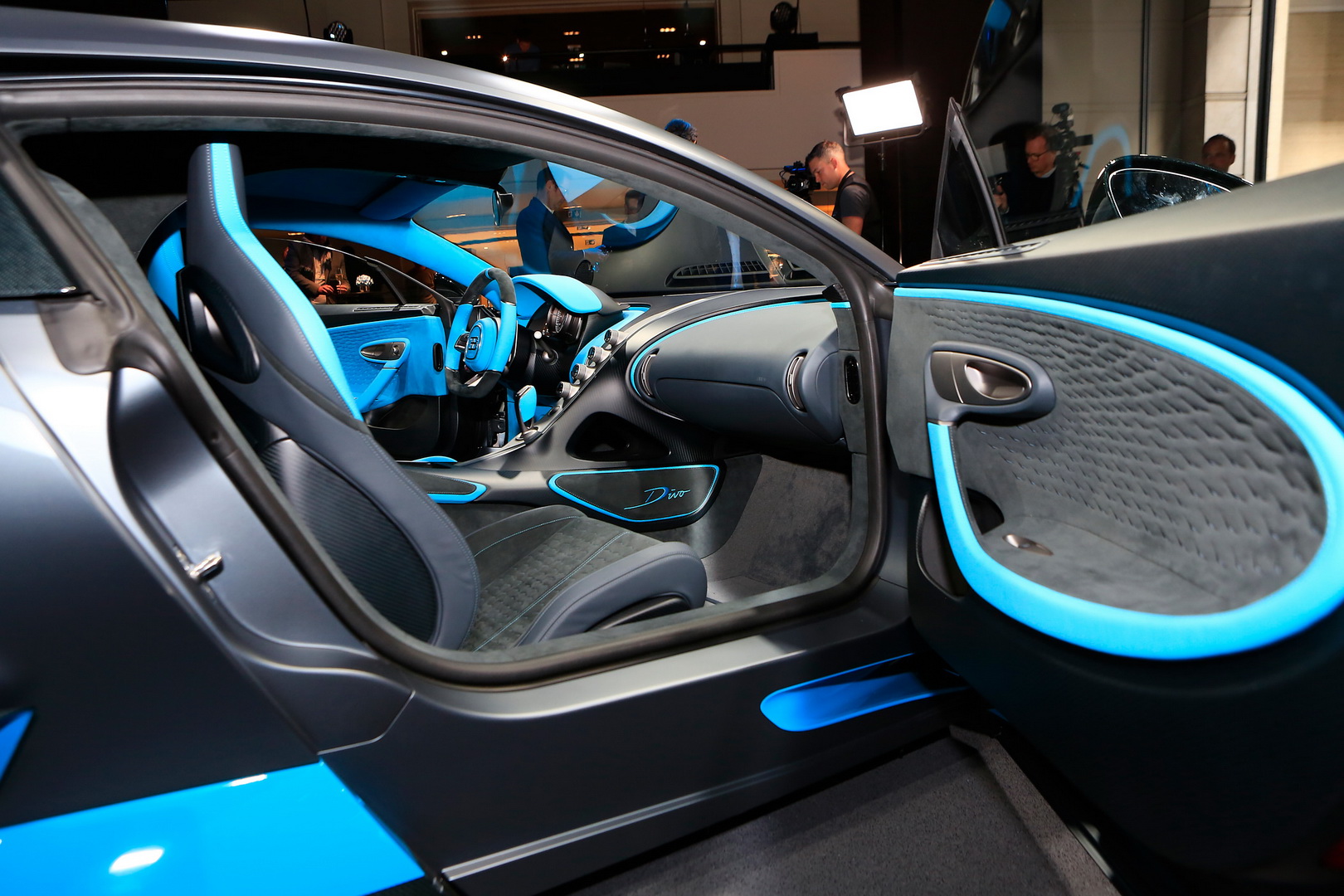 Bugatti Divo Bugatti Divo Looks Spectacular Under Any Light, Check It Out In 92 Images From Paris