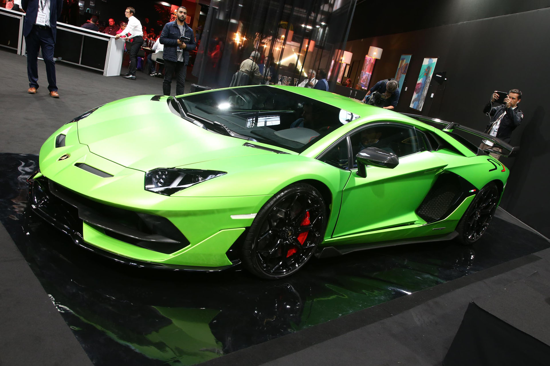 2019-lamborghini-aventador-svj_paris-live-np_01 Lamborghini Aventador SVJ Slows Down Long Enough To Sit On Paris Show Stand