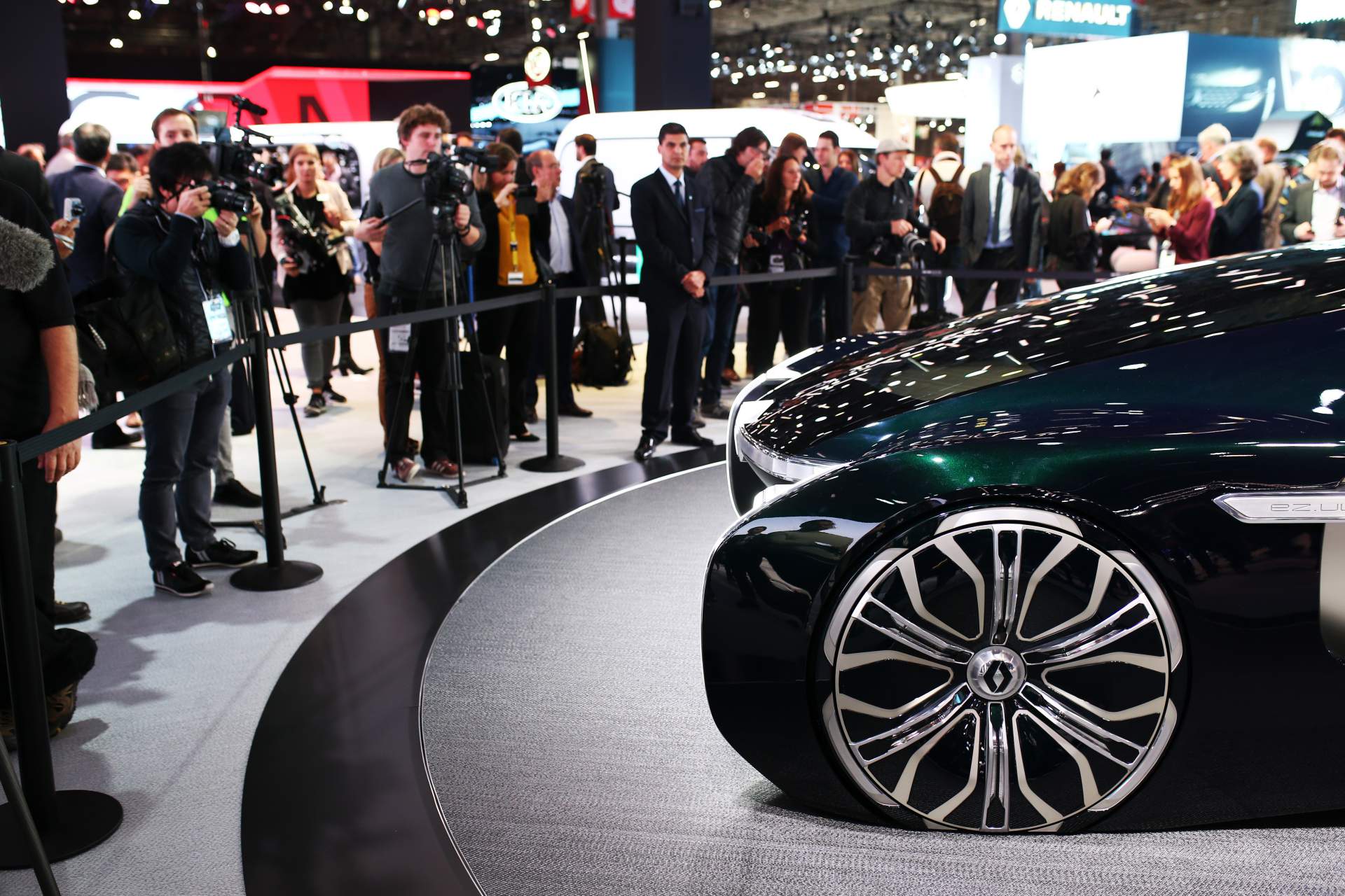 Renault EZ Ultimo Concept at Paris Auto Show 9 Renault EZ-Ultimo Concept Envisions Self-Driving Luxury Lounge