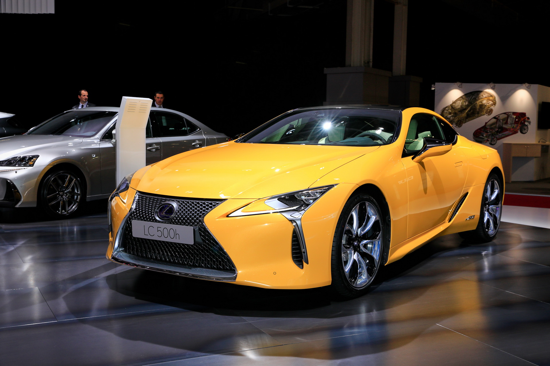 2019 lexus lc limited edition paris livepics 2 Lexus LC Limited Edition Adds A Splash Of Color To Luxury Coupe