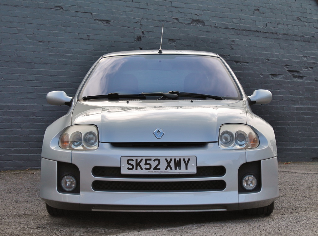 2002 renault clio v6 2 RWD Renault Clio V6 Is The Weirdest Hot Hatch You’ll Ever See