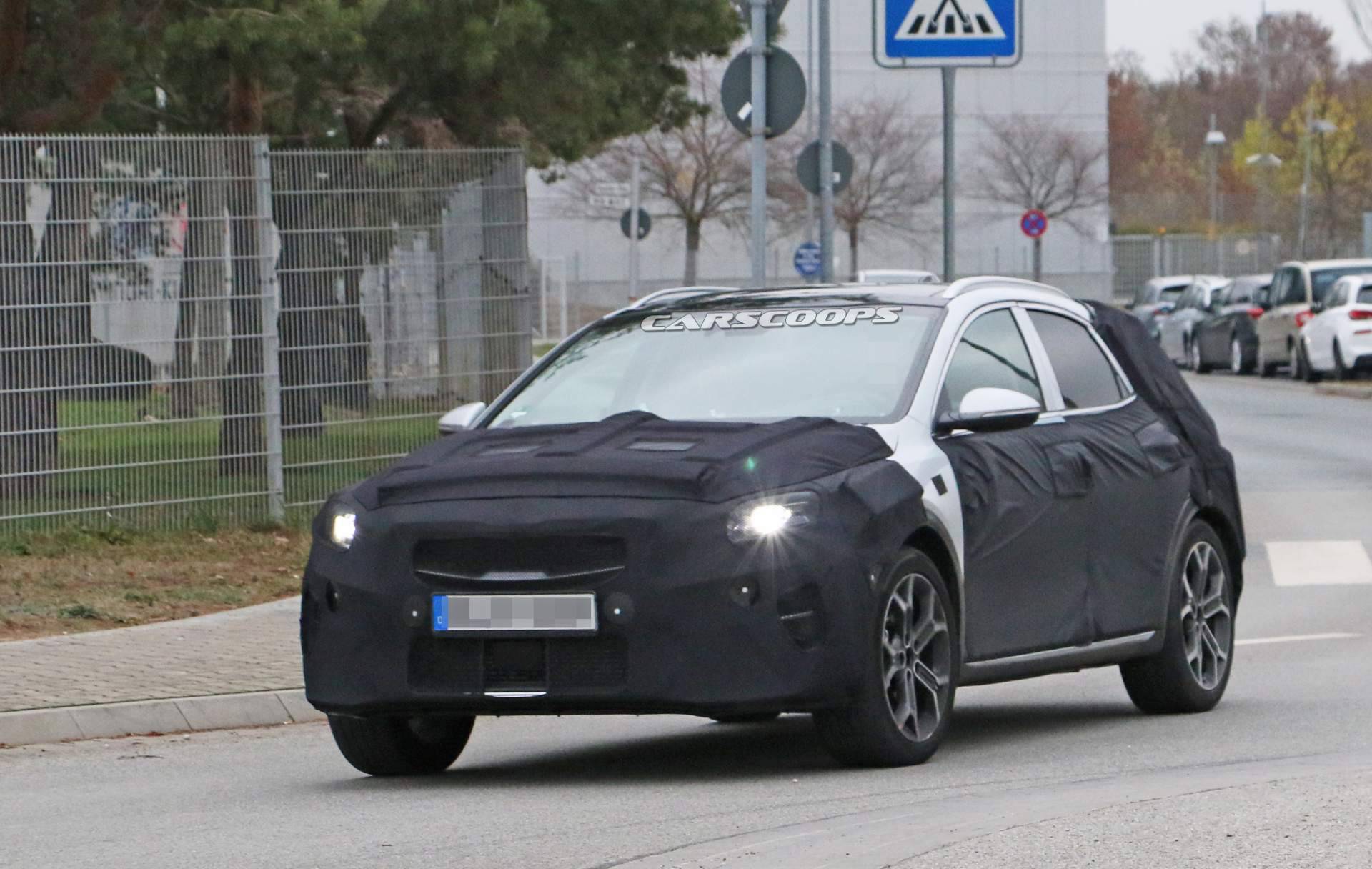 2020 Kia Ceed crossover spy shots 21 2020 Kia XCeed Crossover Spied Testing Against VW T-Roc