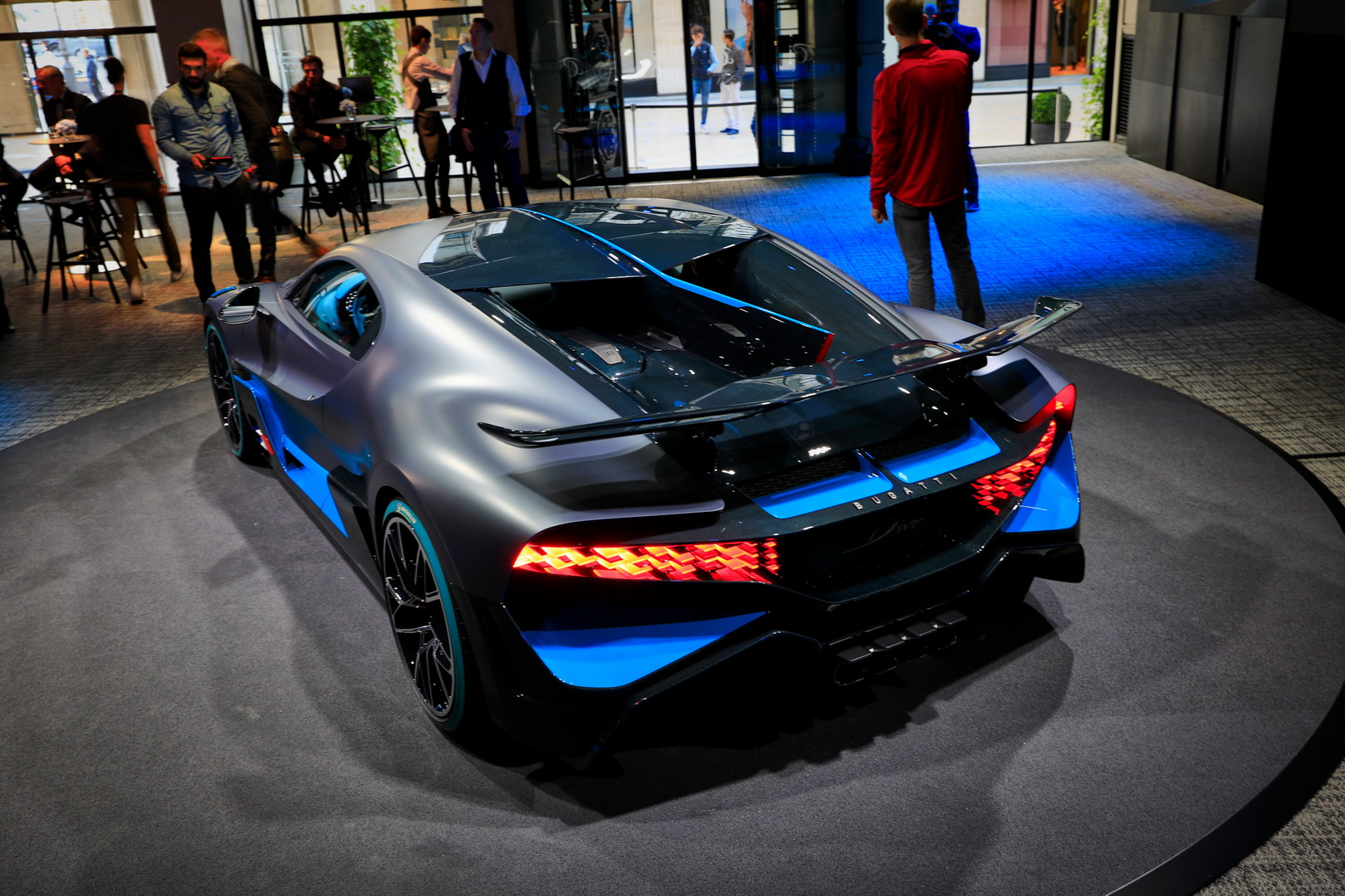 Bugatti Divo Bugatti Divo Looks Spectacular Under Any Light, Check It Out In 92 Images From Paris