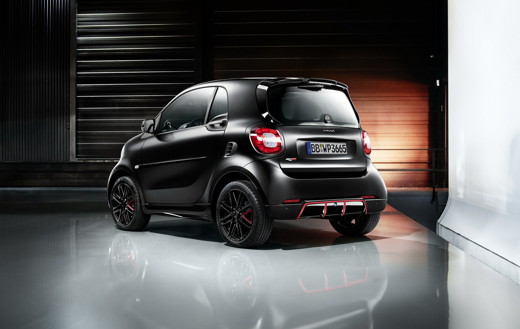 smart auf dem Pariser Autosalon 2018: Elektrisch, urban, unkonventionell
smart at the Paris Motor Show 2018: Electric, urban, unconventional Smart ForTwo Heads To The Dark Side With PureBlack Edition