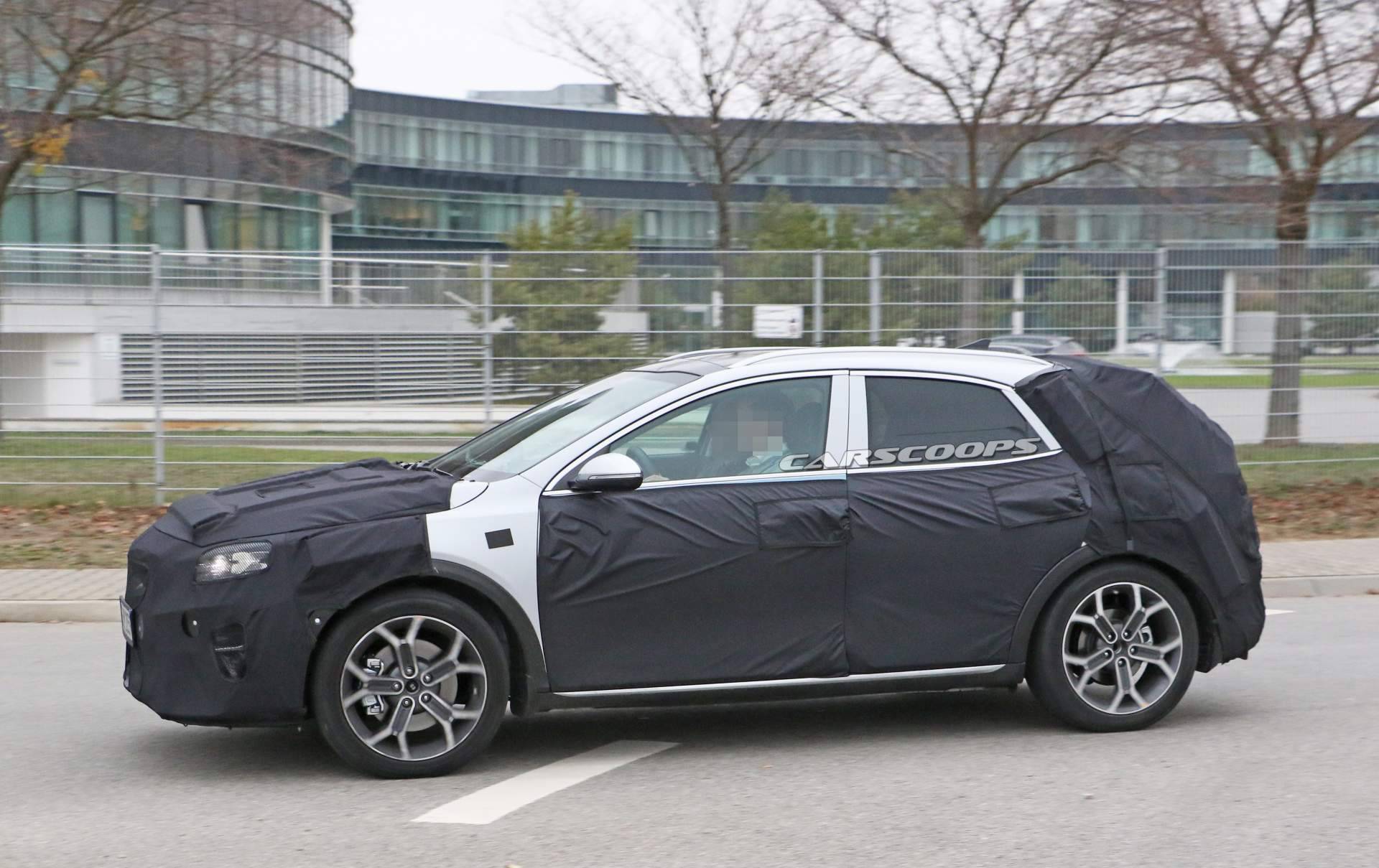 2020 Kia Ceed crossover spy shots 25 2020 Kia XCeed Crossover Spied Testing Against VW T-Roc