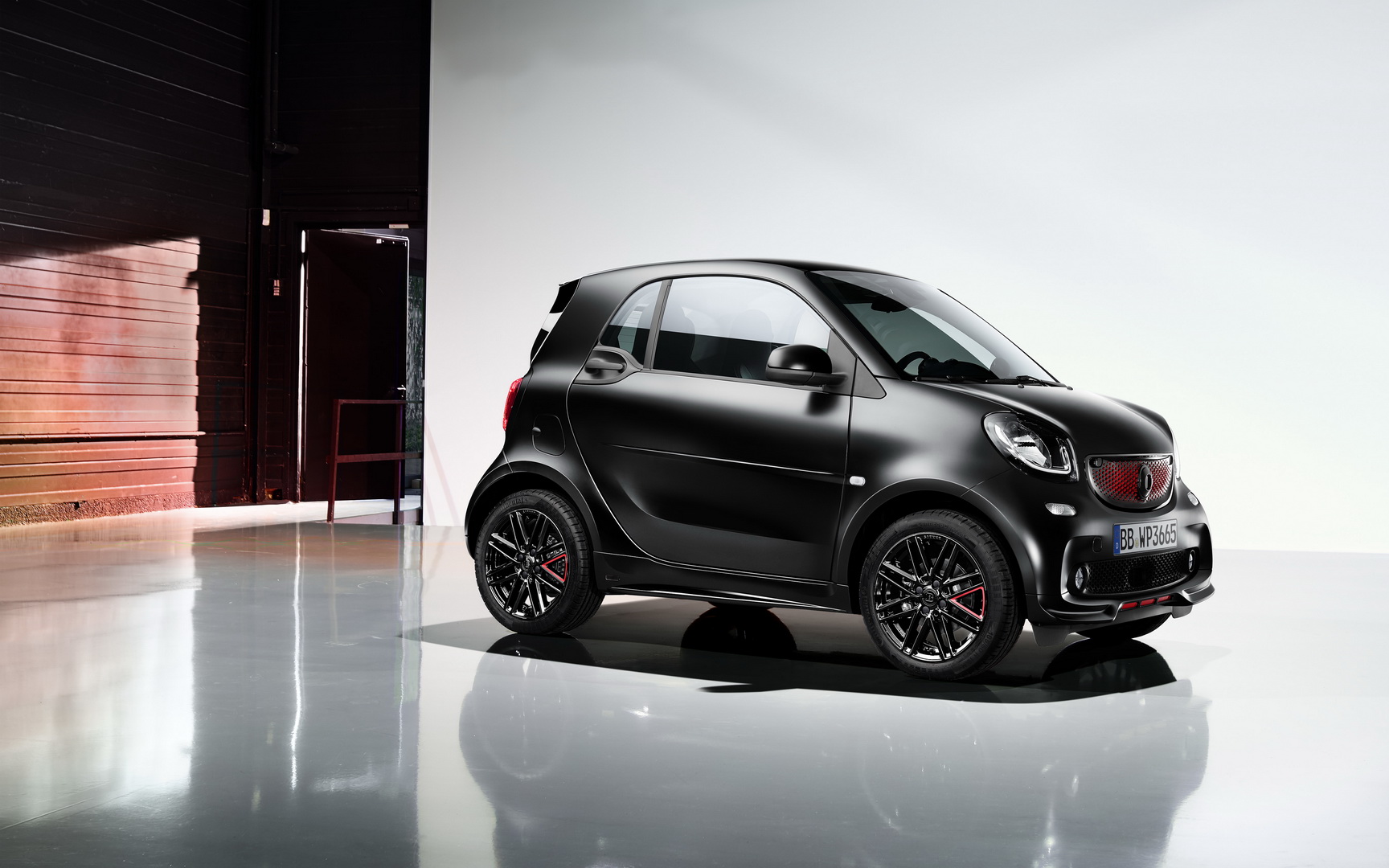 smart auf dem Pariser Autosalon 2018: Elektrisch, urban, unkonventionell
smart at the Paris Motor Show 2018: Electric, urban, unconventional Smart ForTwo Heads To The Dark Side With PureBlack Edition