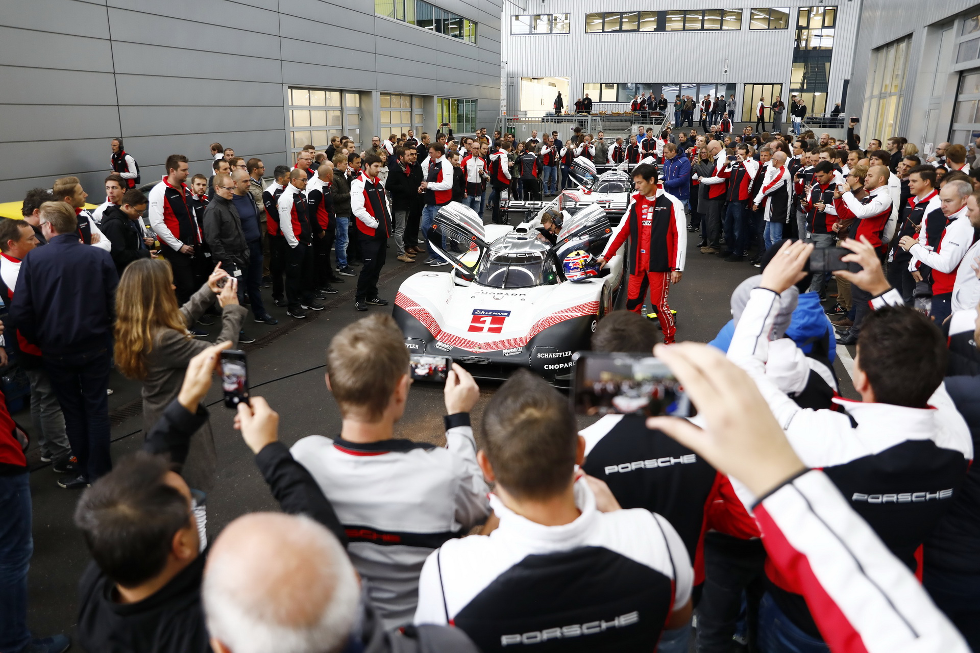 Porsche-919-Final-Drive-15 Le Mans-Winning 919 Hybrid Driven On Public Roads To Its Retirement At The Porsche Museum