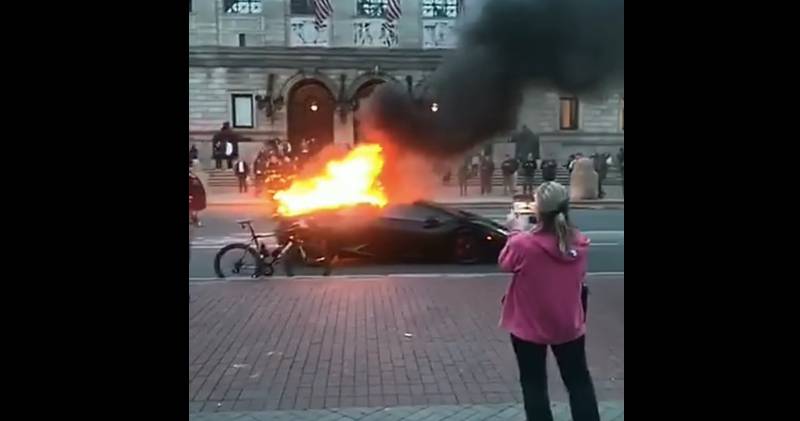 Fire Consumes Lamborghini Huracan Performante, Bystanders Seem Amused