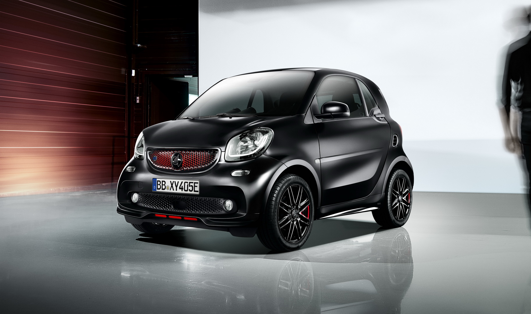 smart auf dem Pariser Autosalon 2018: Elektrisch, urban, unkonventionell
smart at the Paris Motor Show 2018: Electric, urban, unconventional Smart ForTwo Heads To The Dark Side With PureBlack Edition