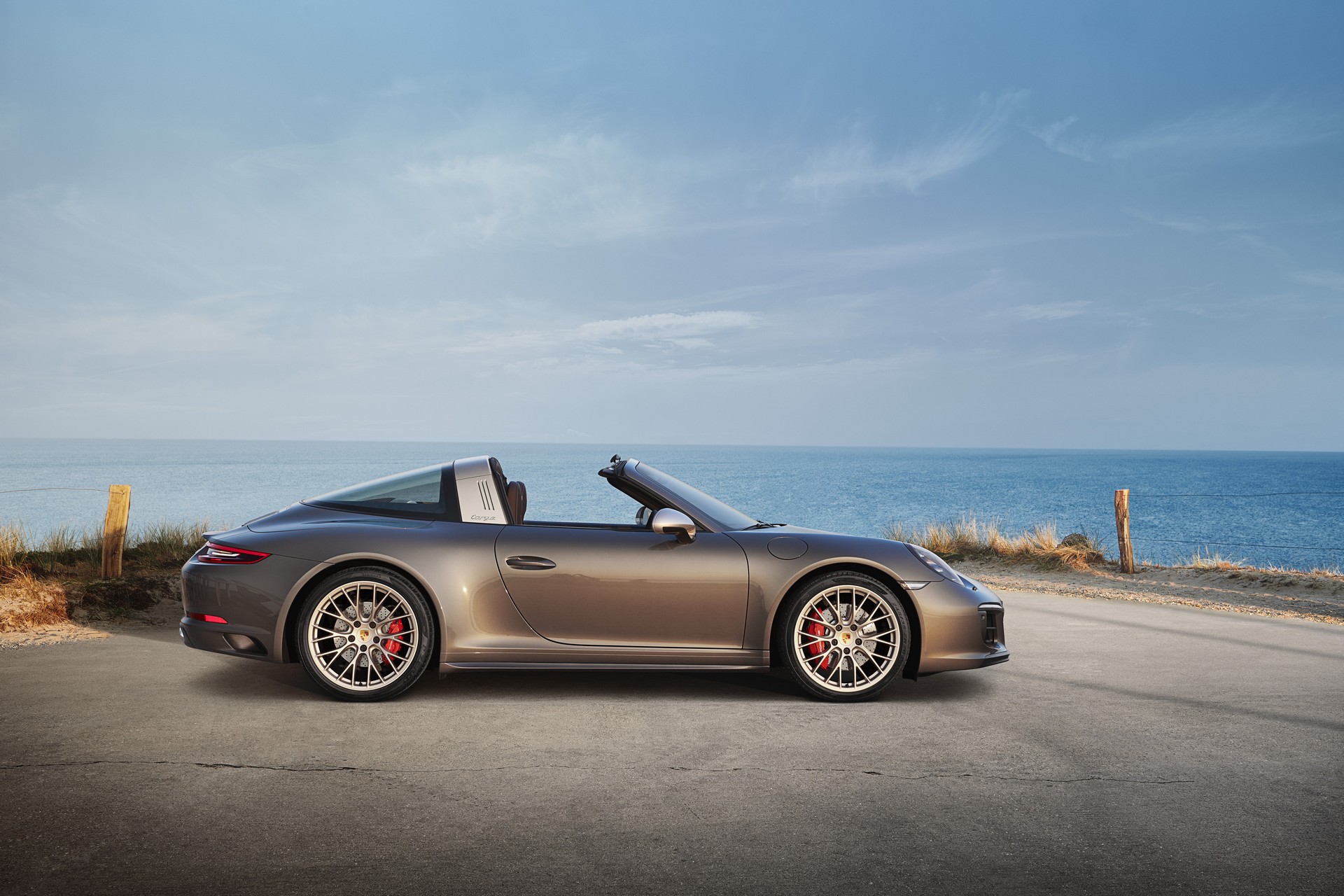 Porsche 911 Targa 4 GTS Exclusive Manufaktur Edition-10 Porsche 911 Targa 4 GTS Exclusive Manufaktur Edition Has A Big Name, Matching Price