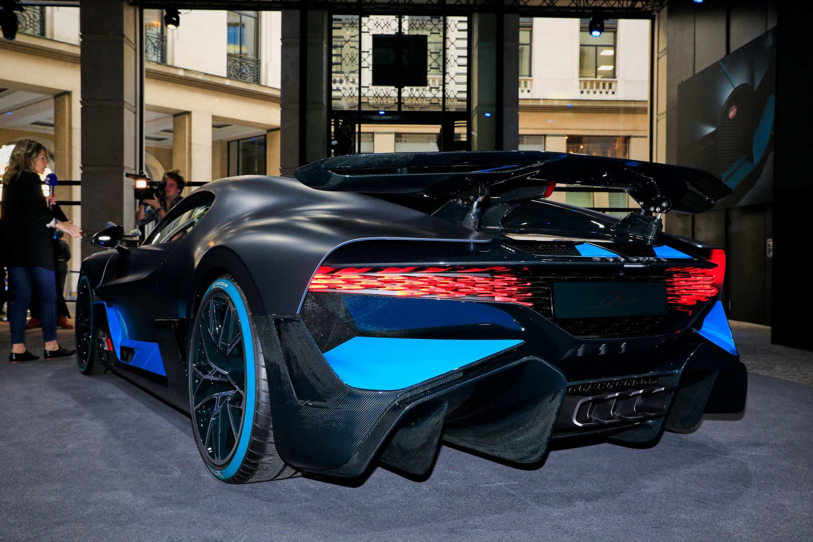 Bugatti Divo Bugatti Divo Looks Spectacular Under Any Light, Check It Out In 92 Images From Paris