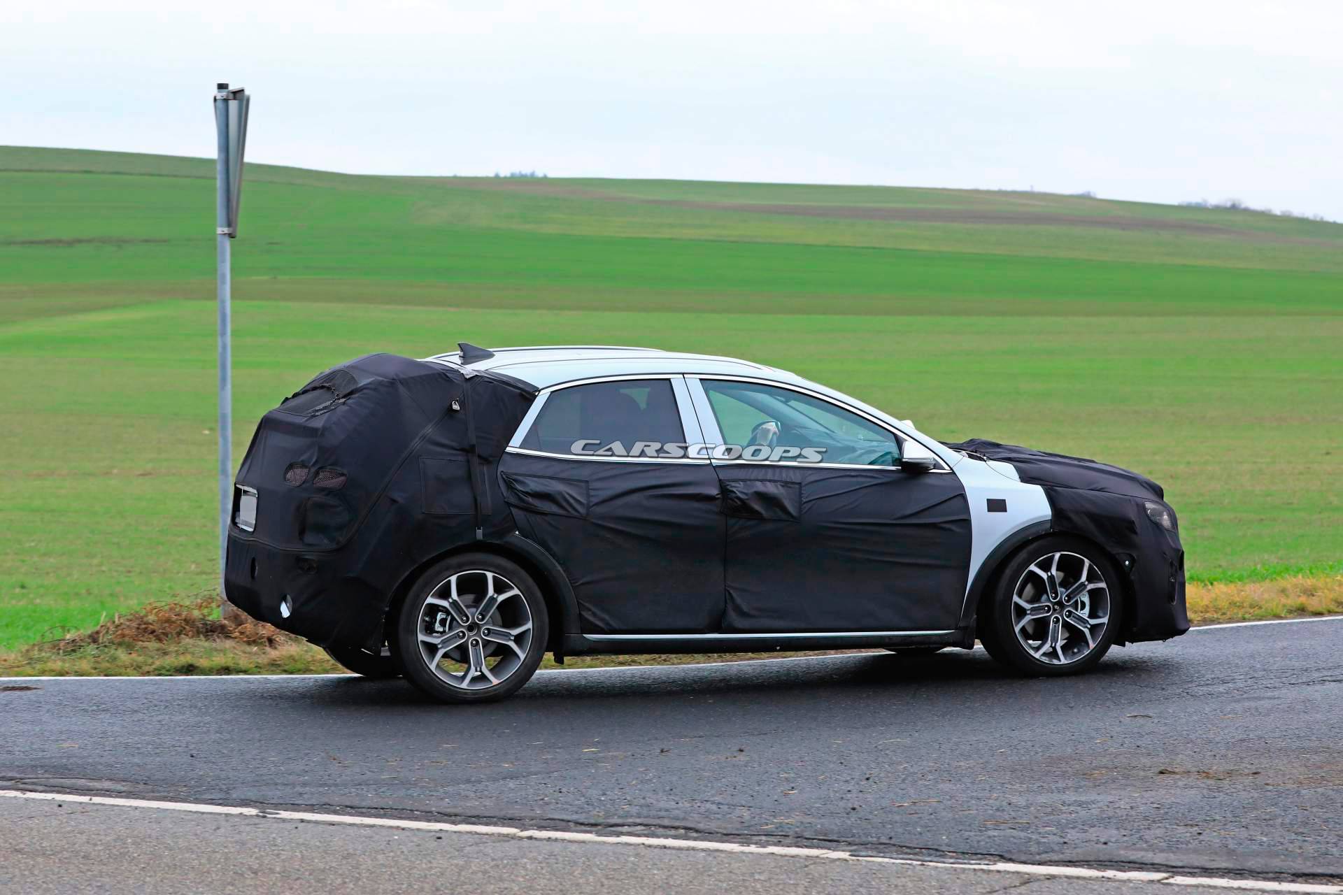 2020 Kia Ceed crossover spy shots 5 2020 Kia XCeed Crossover Spied Testing Against VW T-Roc