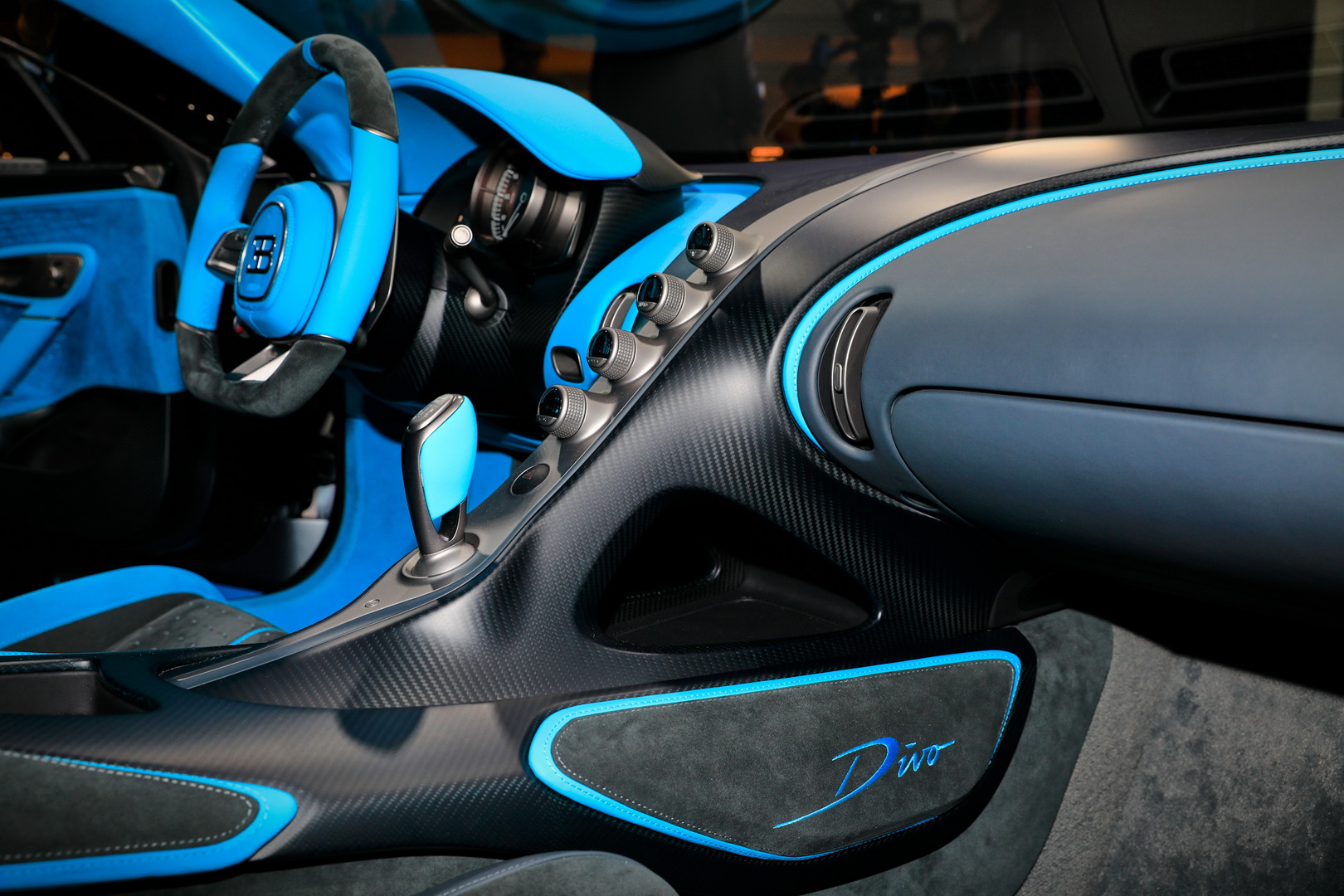 Bugatti Divo Bugatti Divo Looks Spectacular Under Any Light, Check It Out In 92 Images From Paris