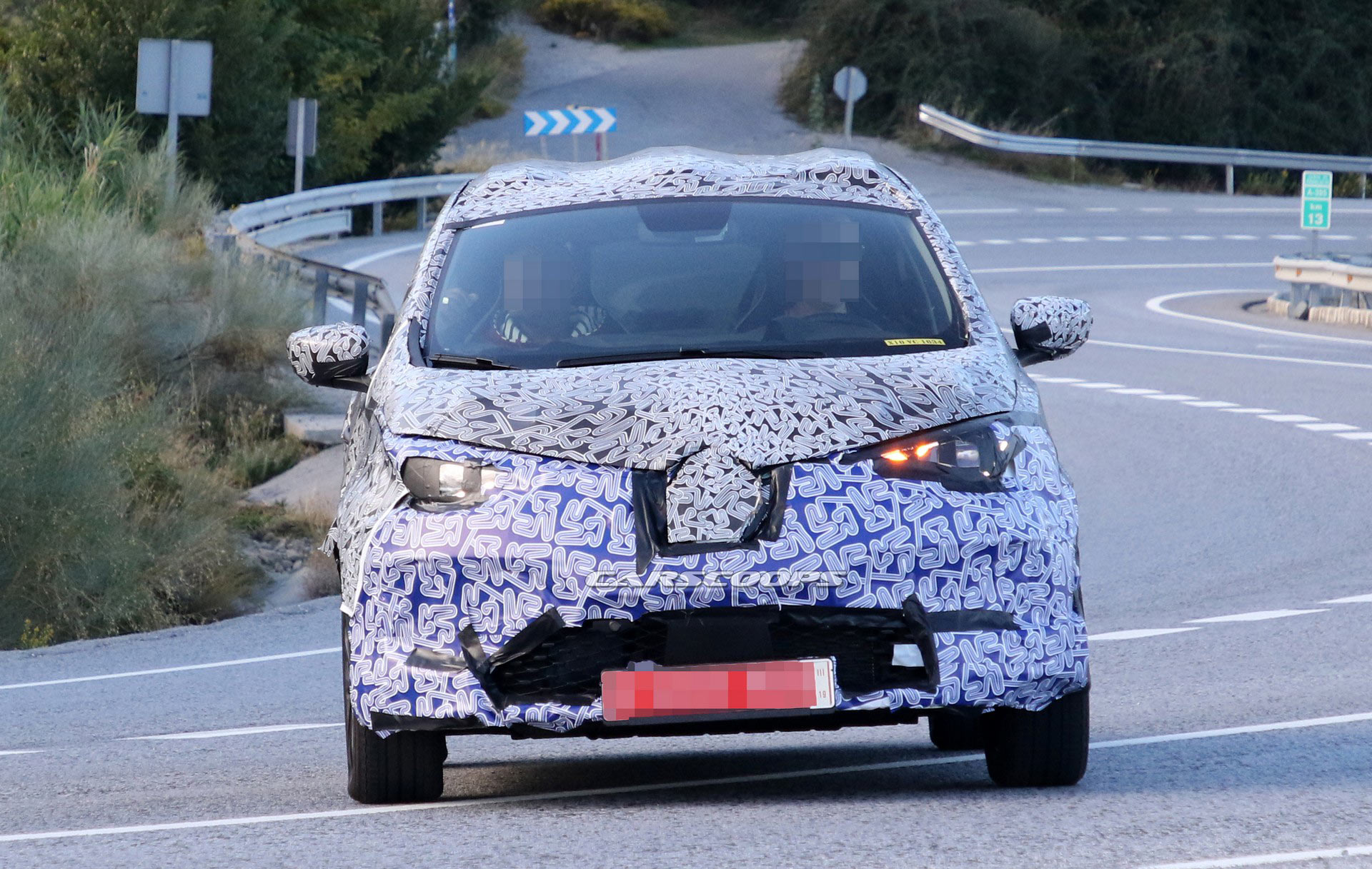 2020-Renault-Zoe-Spy-2 2020 Renault Zoe Spied With An Evolutionary Design