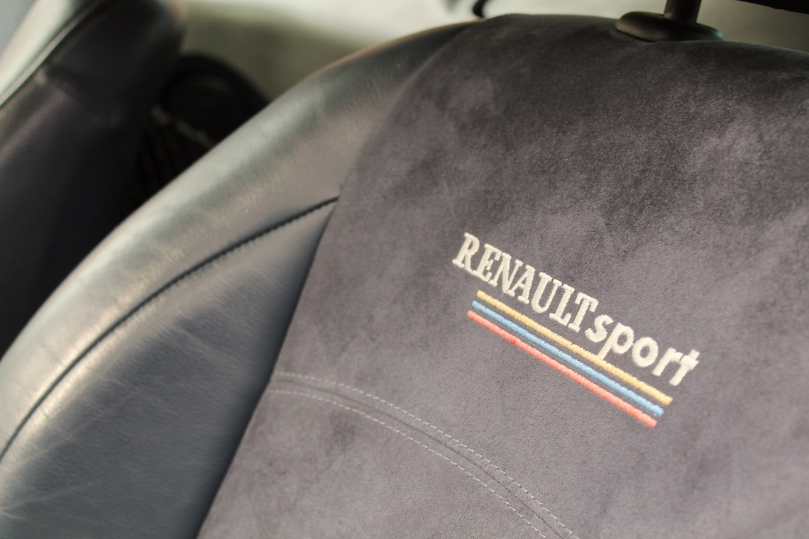 2002 renault clio v6 12 RWD Renault Clio V6 Is The Weirdest Hot Hatch You’ll Ever See