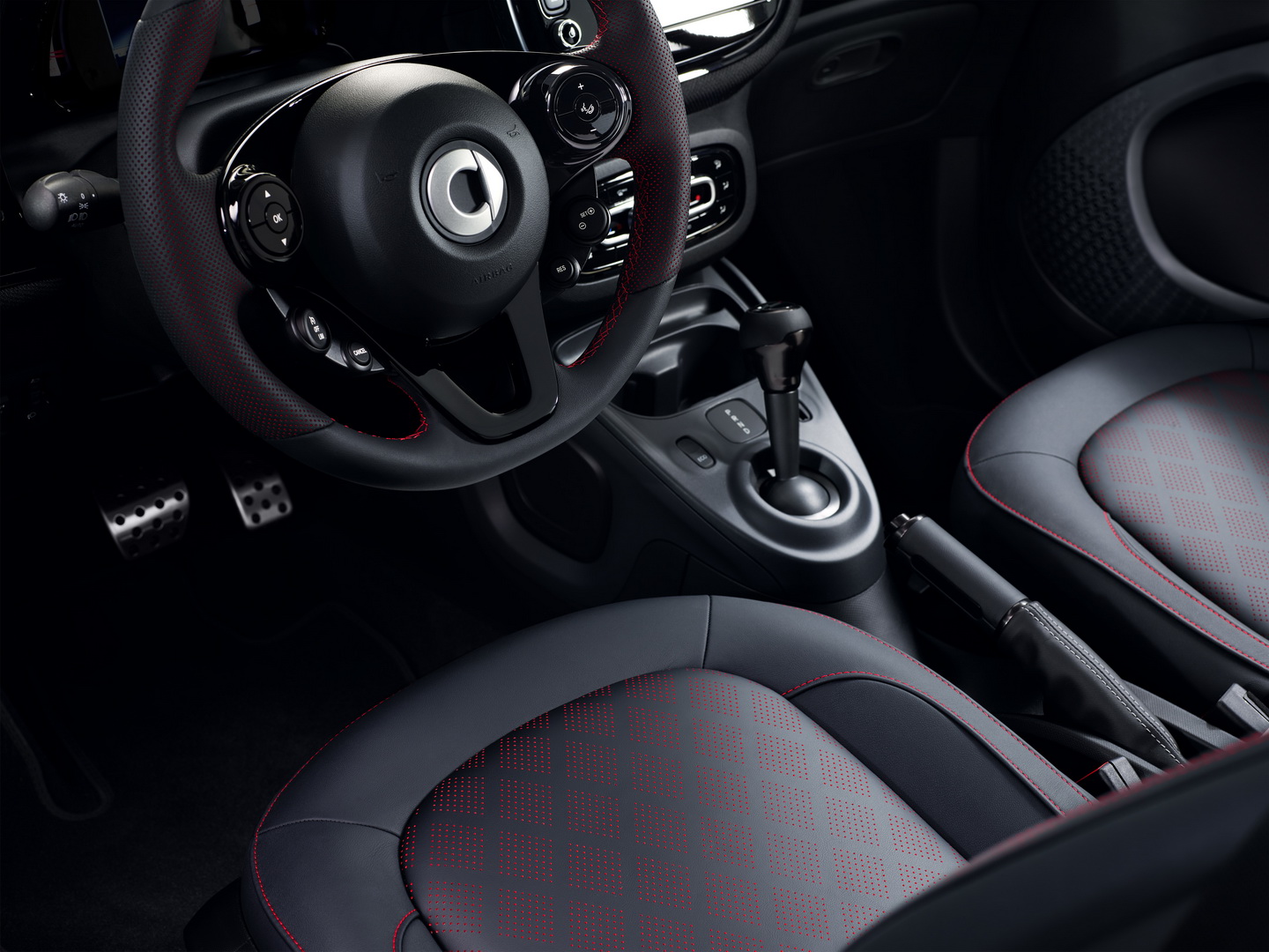 smart auf dem Pariser Autosalon 2018: Elektrisch, urban, unkonventionell
smart at the Paris Motor Show 2018: Electric, urban, unconventional Smart ForTwo Heads To The Dark Side With PureBlack Edition