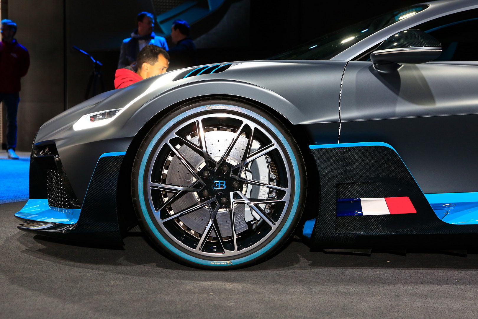 Bugatti Divo Bugatti Divo Looks Spectacular Under Any Light, Check It Out In 92 Images From Paris