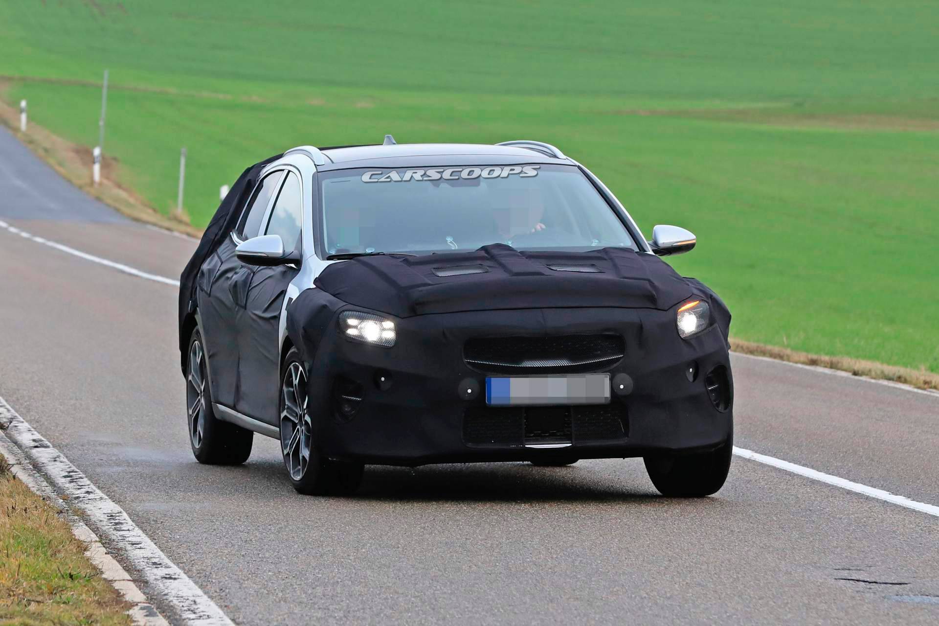 2020 Kia Ceed crossover spy shots 2 2020 Kia XCeed Crossover Spied Testing Against VW T-Roc