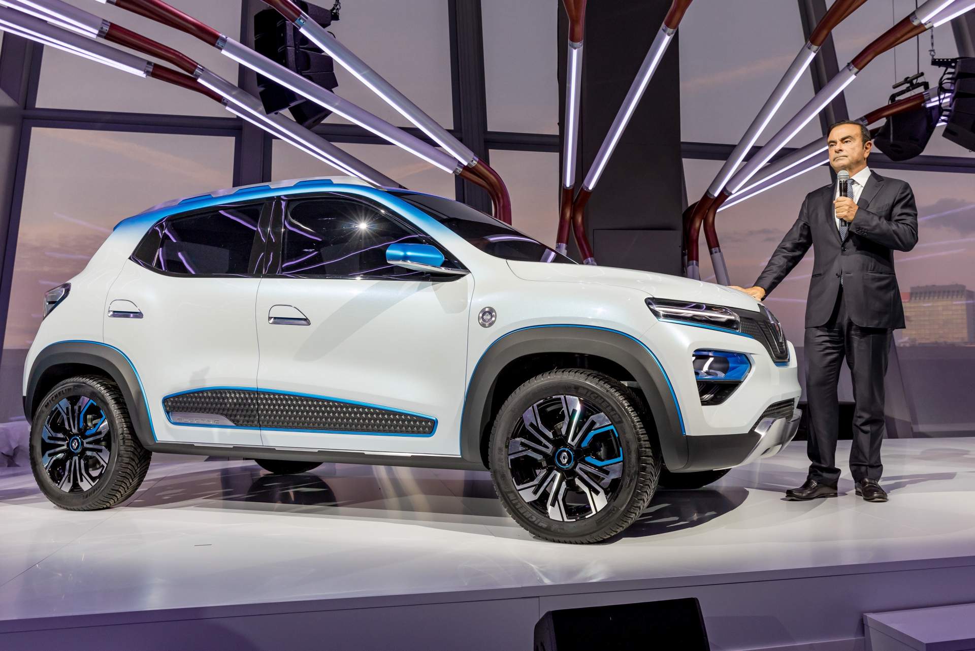 2018 - Showcar K-ZE et Carlos Ghosn Renault Wants To Bring EVs To The Masses With K-ZE Small Crossover