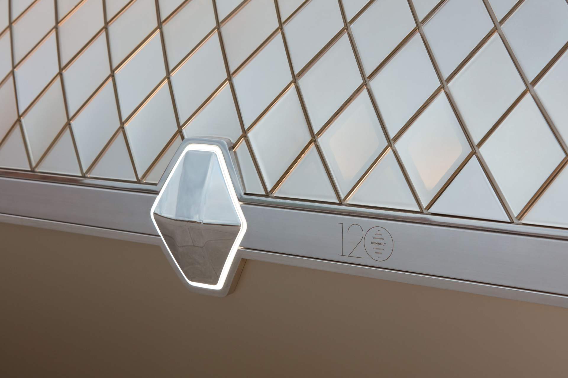 Renault EZ Ultimo Concept 4 Renault EZ-Ultimo Concept Envisions Self-Driving Luxury Lounge