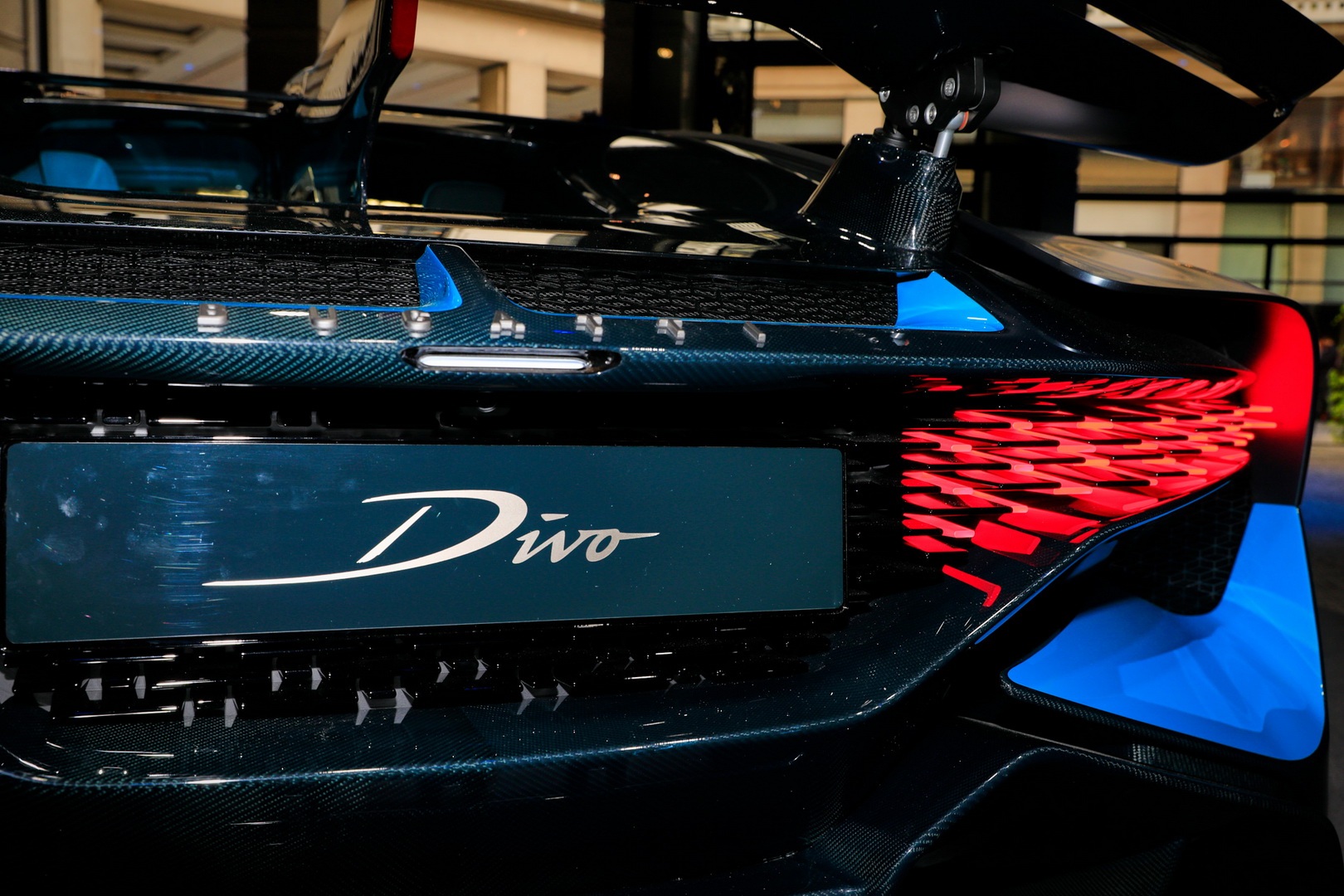 Bugatti Divo Bugatti Divo Looks Spectacular Under Any Light, Check It Out In 92 Images From Paris
