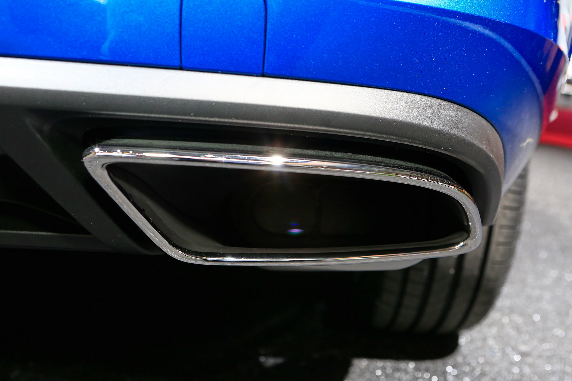 Fake-Exhausts-Skoda-KodiaqRS-02 The Fake Exhaust Holes Of The Paris Auto Show Floor