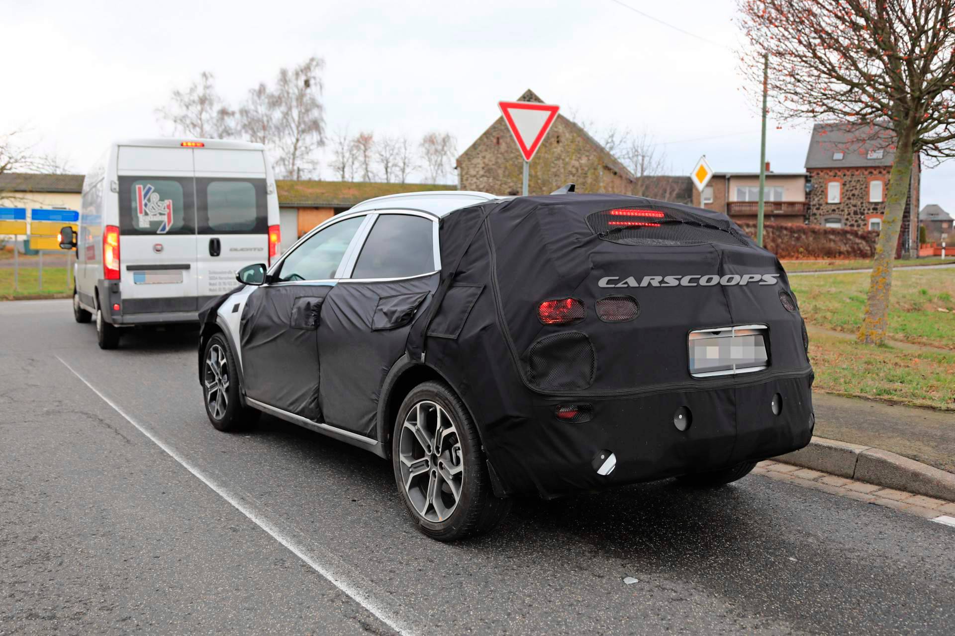 2020 Kia Ceed crossover spy shots 17 2020 Kia XCeed Crossover Spied Testing Against VW T-Roc