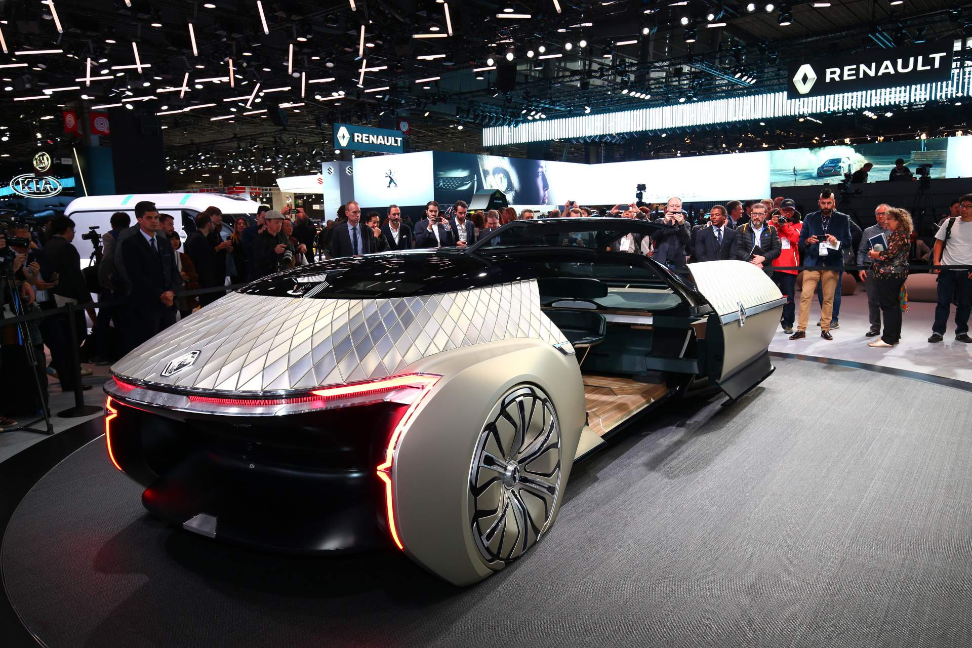 Renault EZ Ultimo Concept at Paris Auto Show 1 Renault EZ-Ultimo Concept Envisions Self-Driving Luxury Lounge