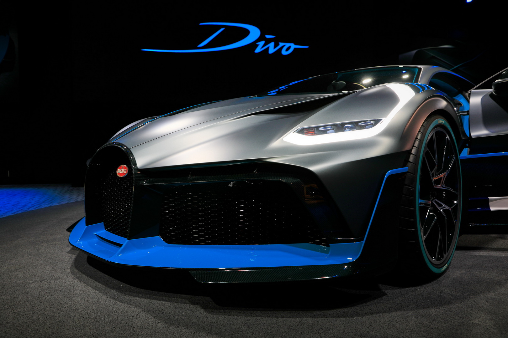Bugatti Divo Bugatti Divo Looks Spectacular Under Any Light, Check It Out In 92 Images From Paris