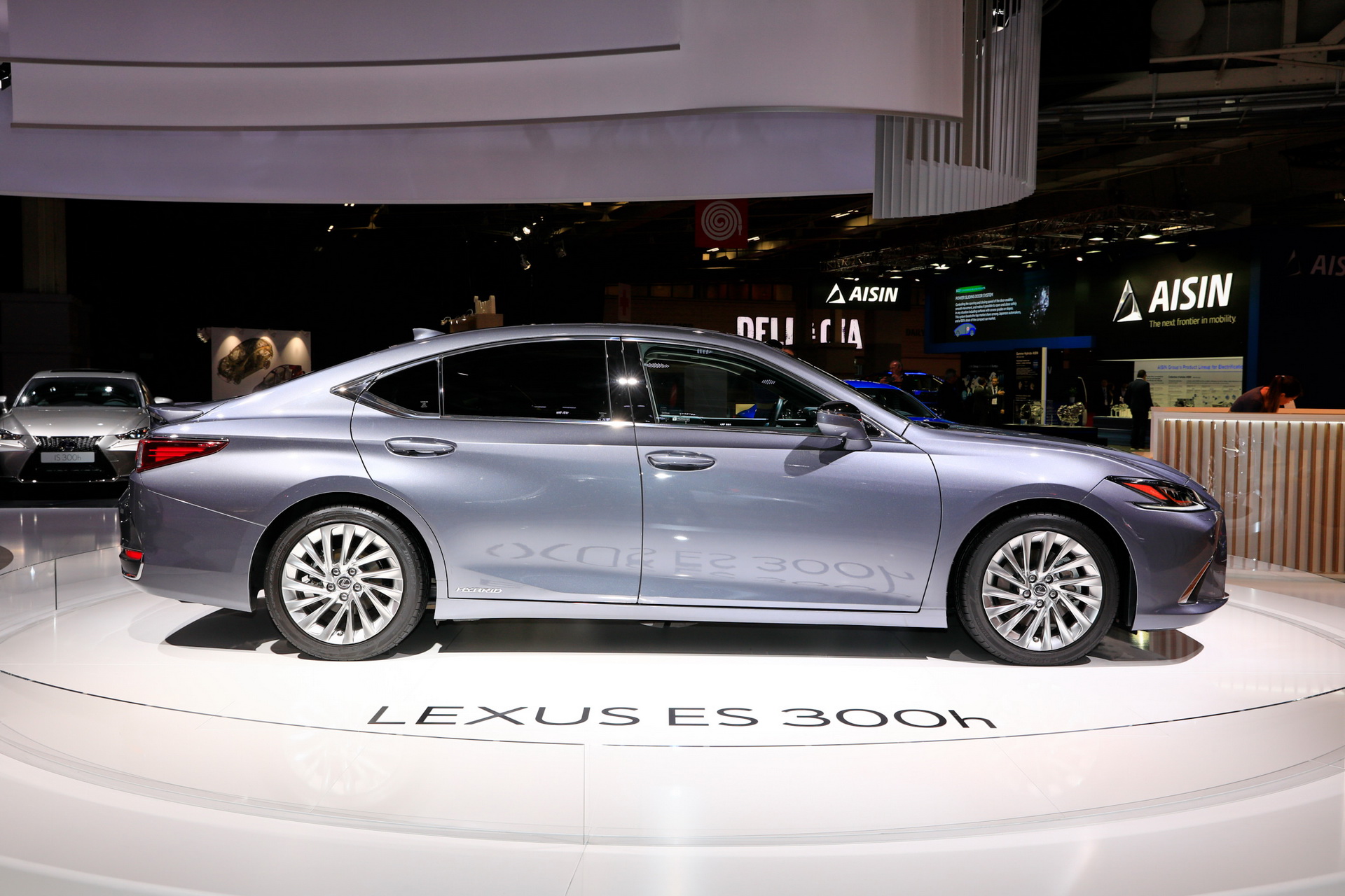 2019 lexus es 300h paris livepics 5 2019 Lexus ES 300h Looks To Make A Name For Itself In Europe As GS Replacement