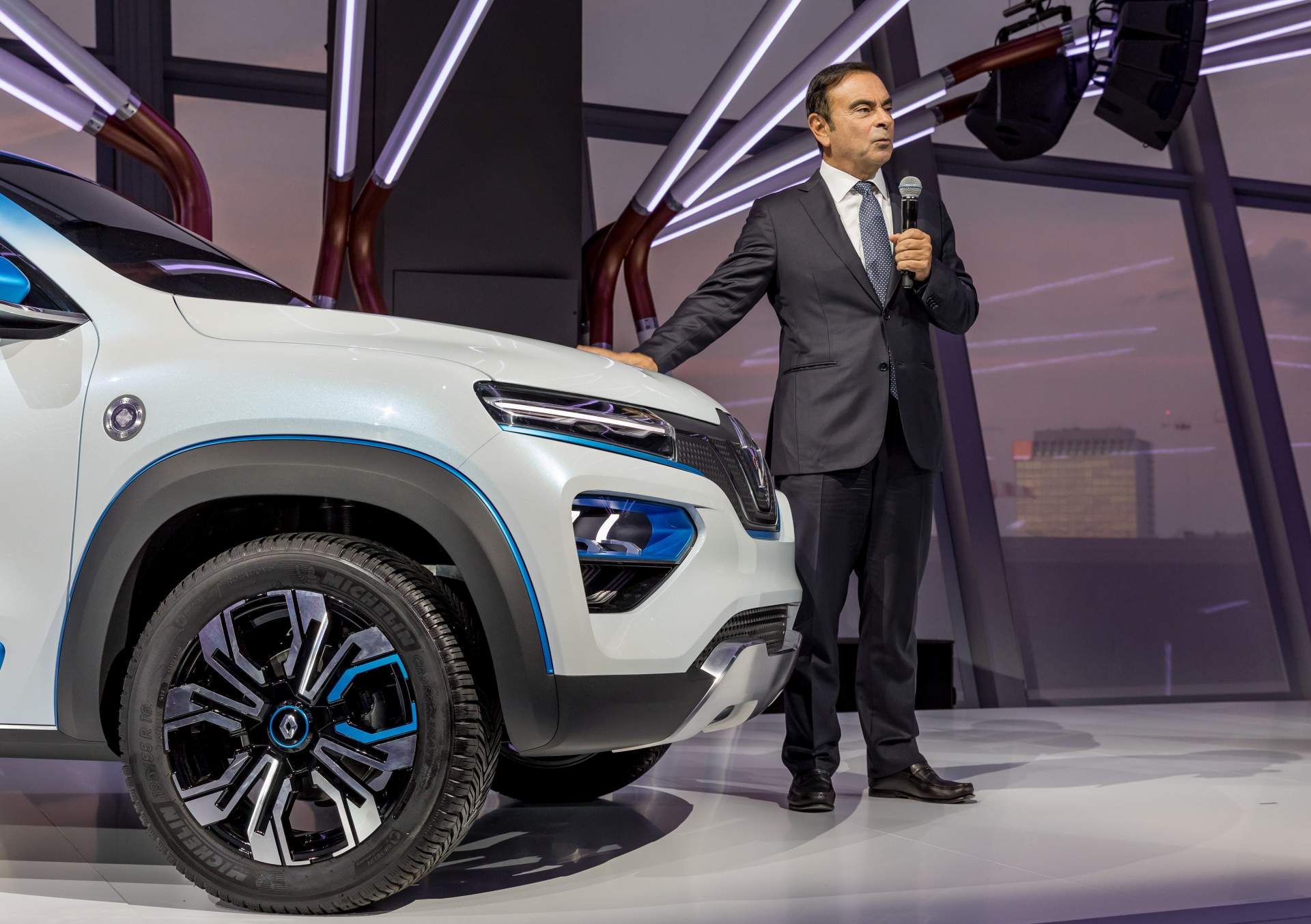 2018 - Showcar K-ZE et Carlos Ghosn Renault Wants To Bring EVs To The Masses With K-ZE Small Crossover
