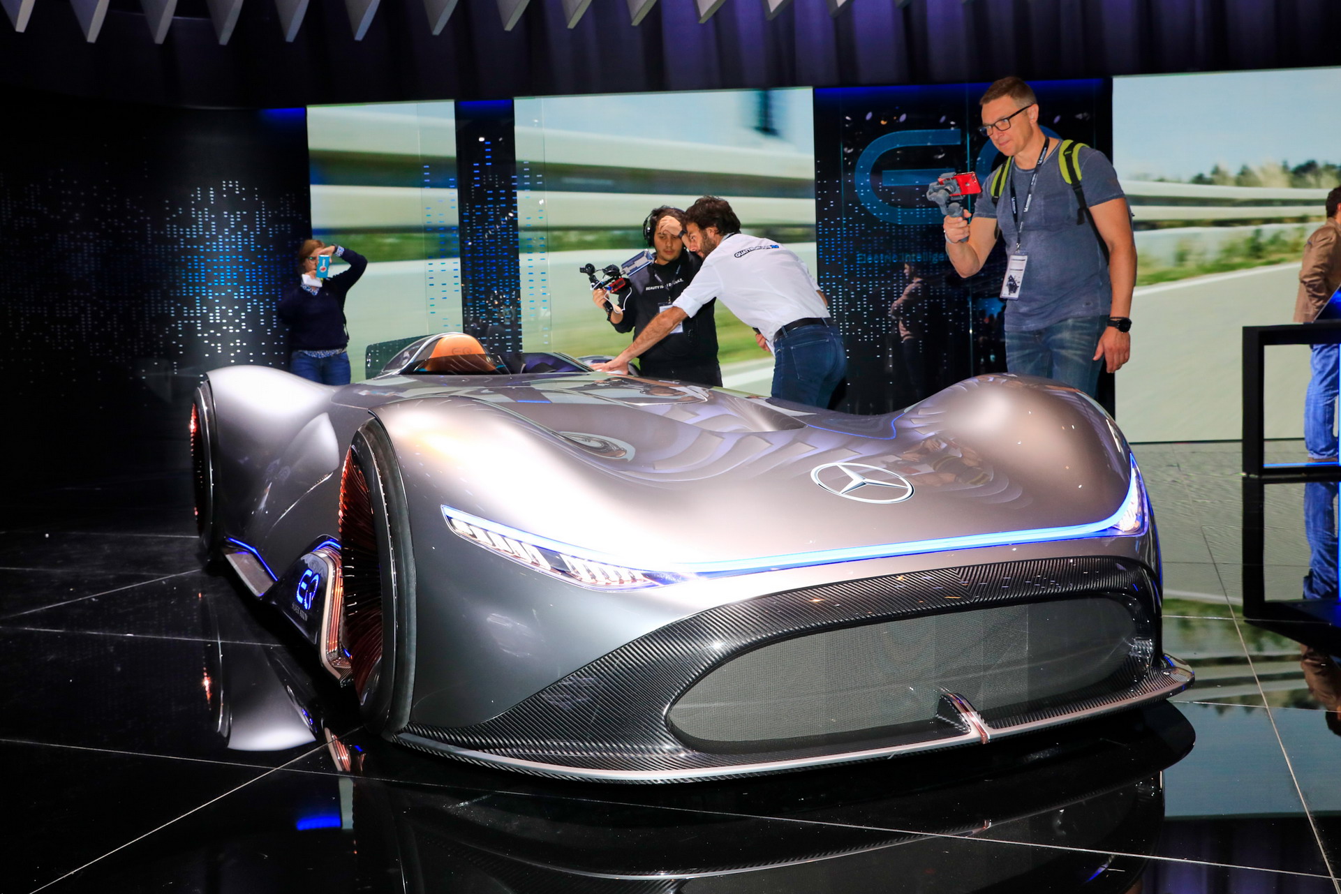 Mercedes B150 2018 Paris Auto Show Gallery: Mercedes-Benz