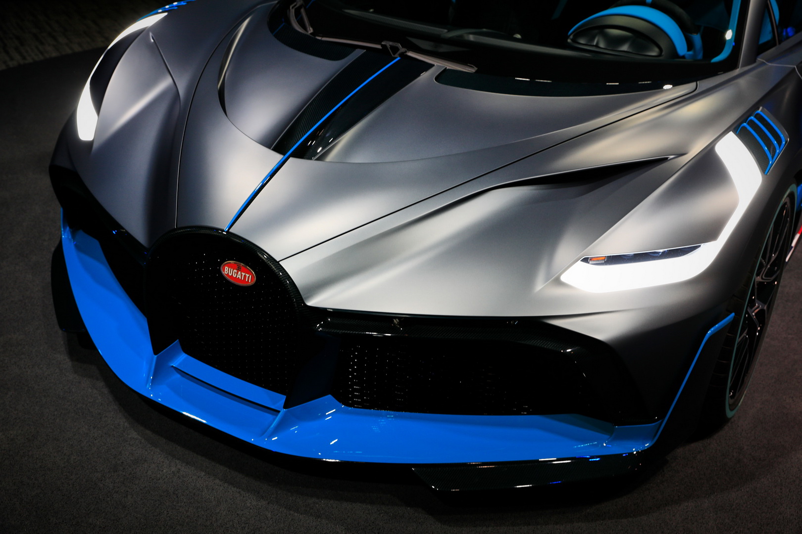Bugatti Divo Bugatti Divo Looks Spectacular Under Any Light, Check It Out In 92 Images From Paris