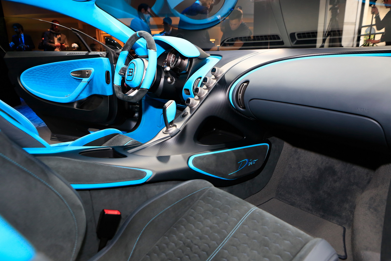 Bugatti Divo Bugatti Divo Looks Spectacular Under Any Light, Check It Out In 92 Images From Paris