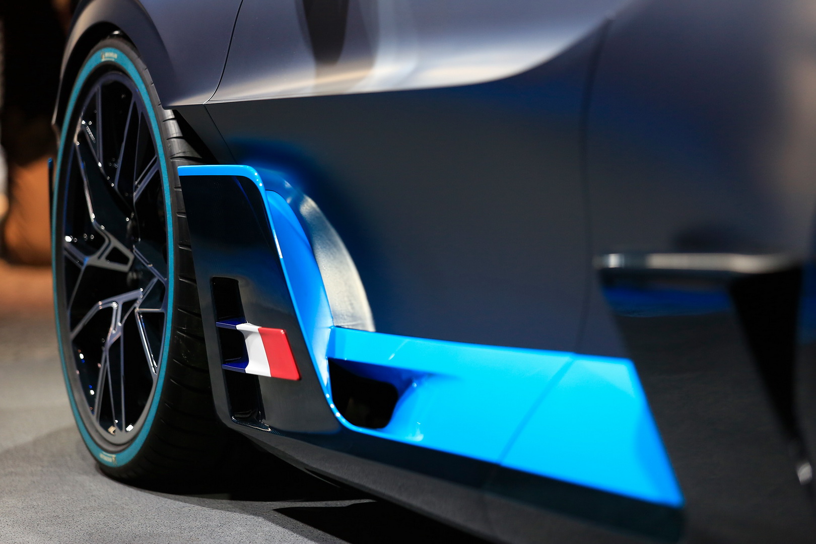 Bugatti Divo Bugatti Divo Looks Spectacular Under Any Light, Check It Out In 92 Images From Paris