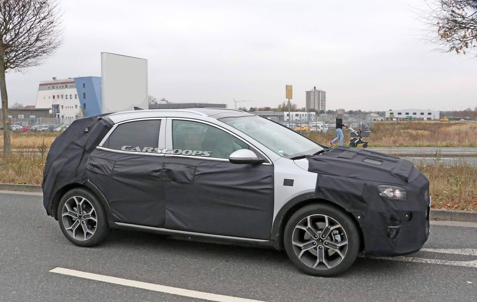 2020 Kia Ceed crossover spy shots 31 2020 Kia XCeed Crossover Spied Testing Against VW T-Roc