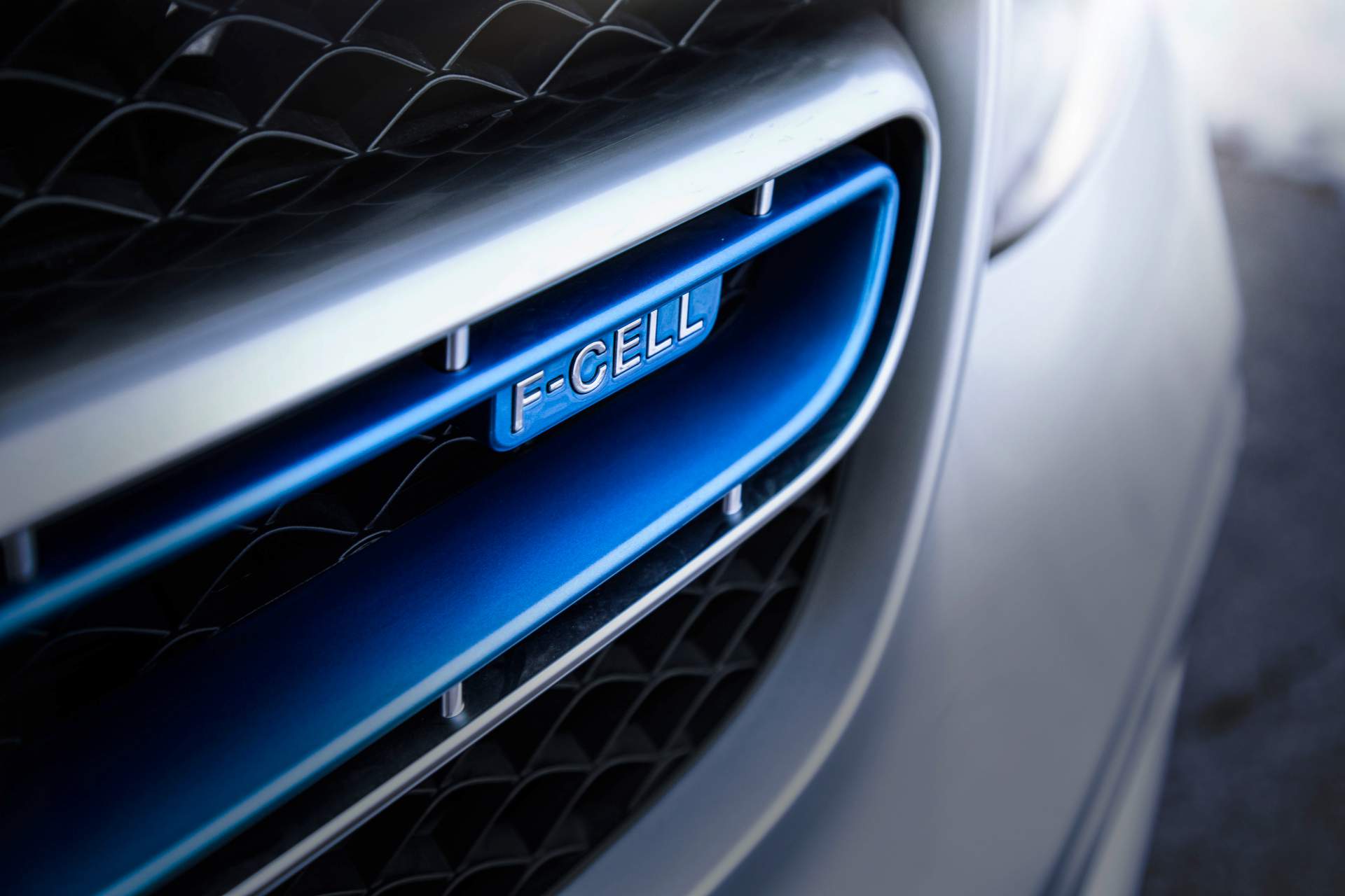 Hinter den Kulissen der Brennstoffzellen-Mobilität
Behind the scenes of fuel cell mobility Mercedes Drops Full Details On GLC F-Cell Before Deliveries Begin