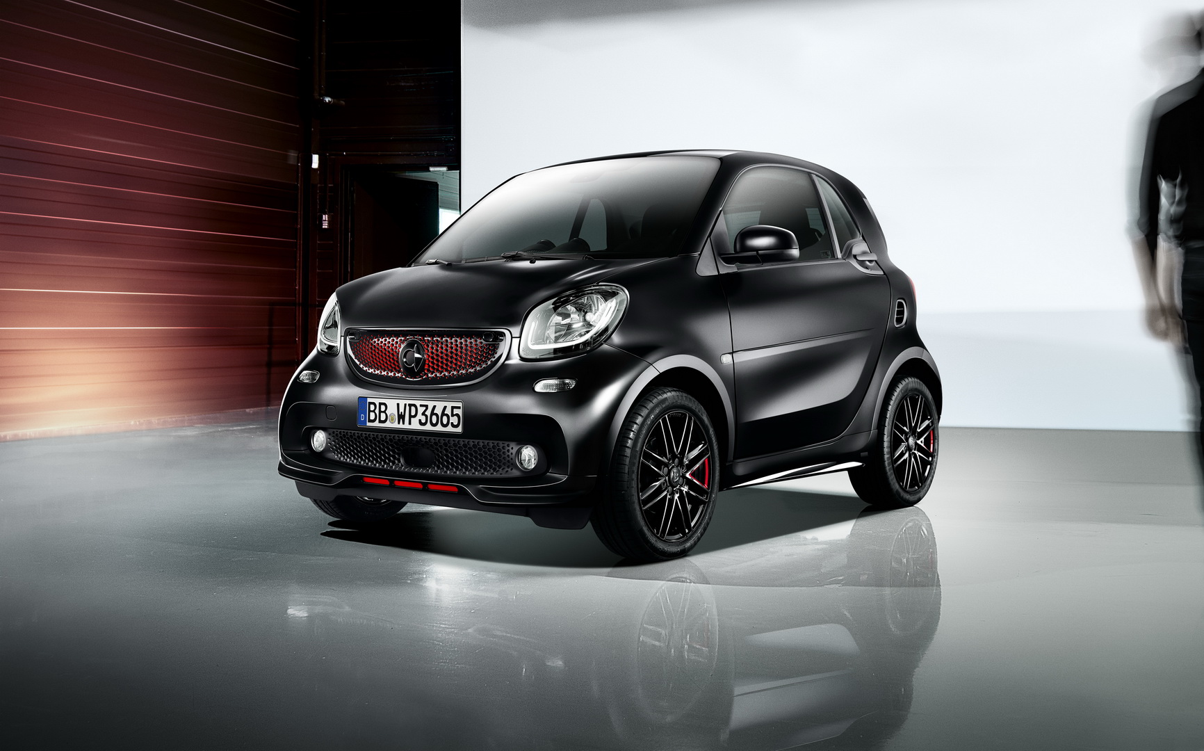 smart auf dem Pariser Autosalon 2018: Elektrisch, urban, unkonventionellsmart at the Paris Motor Show 2018: Electric, urban, unconventional Smart ForTwo Heads To The Dark Side With PureBlack Edition