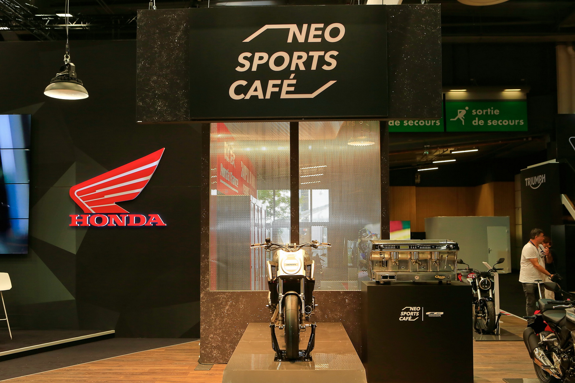 honda cafe racer concept paris livepics 10 Honda Brings All-New Neo Sport Cafe Racer Concept To Paris