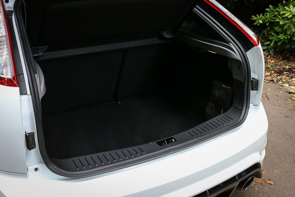 2009 ford focus rs mk2 9 Interested In A White Ford Focus RS Mk2 With Under 10k Miles?