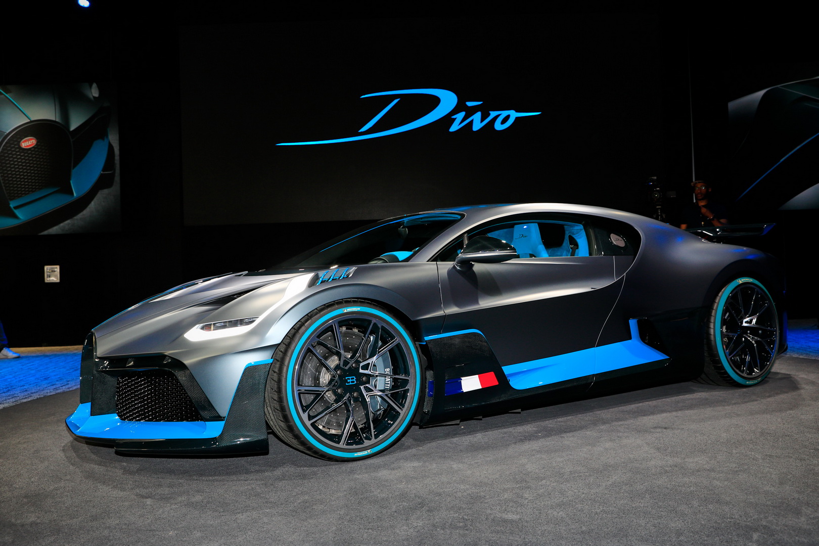 Bugatti Divo Bugatti Divo Looks Spectacular Under Any Light, Check It Out In 92 Images From Paris