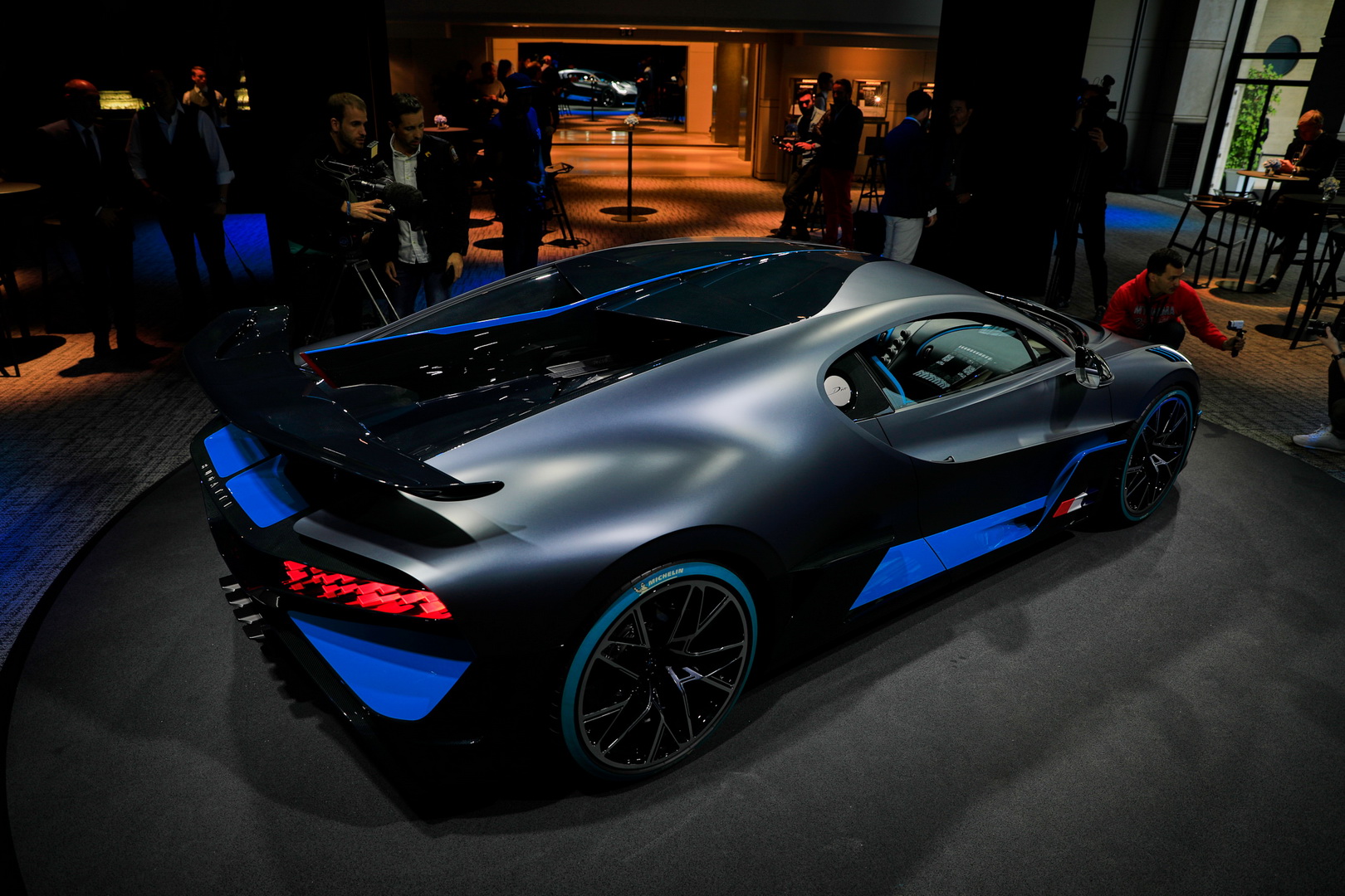Bugatti Divo Bugatti Divo Looks Spectacular Under Any Light, Check It Out In 92 Images From Paris