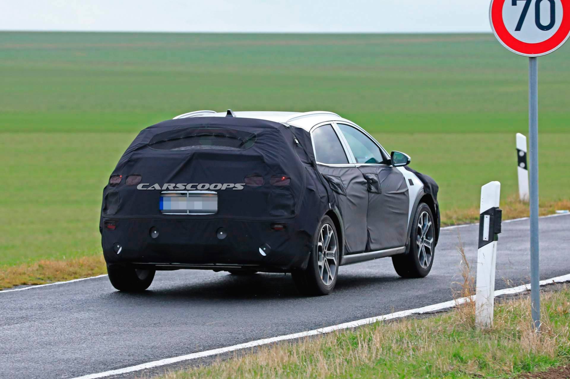 2020 Kia Ceed crossover spy shots 8 2020 Kia XCeed Crossover Spied Testing Against VW T-Roc