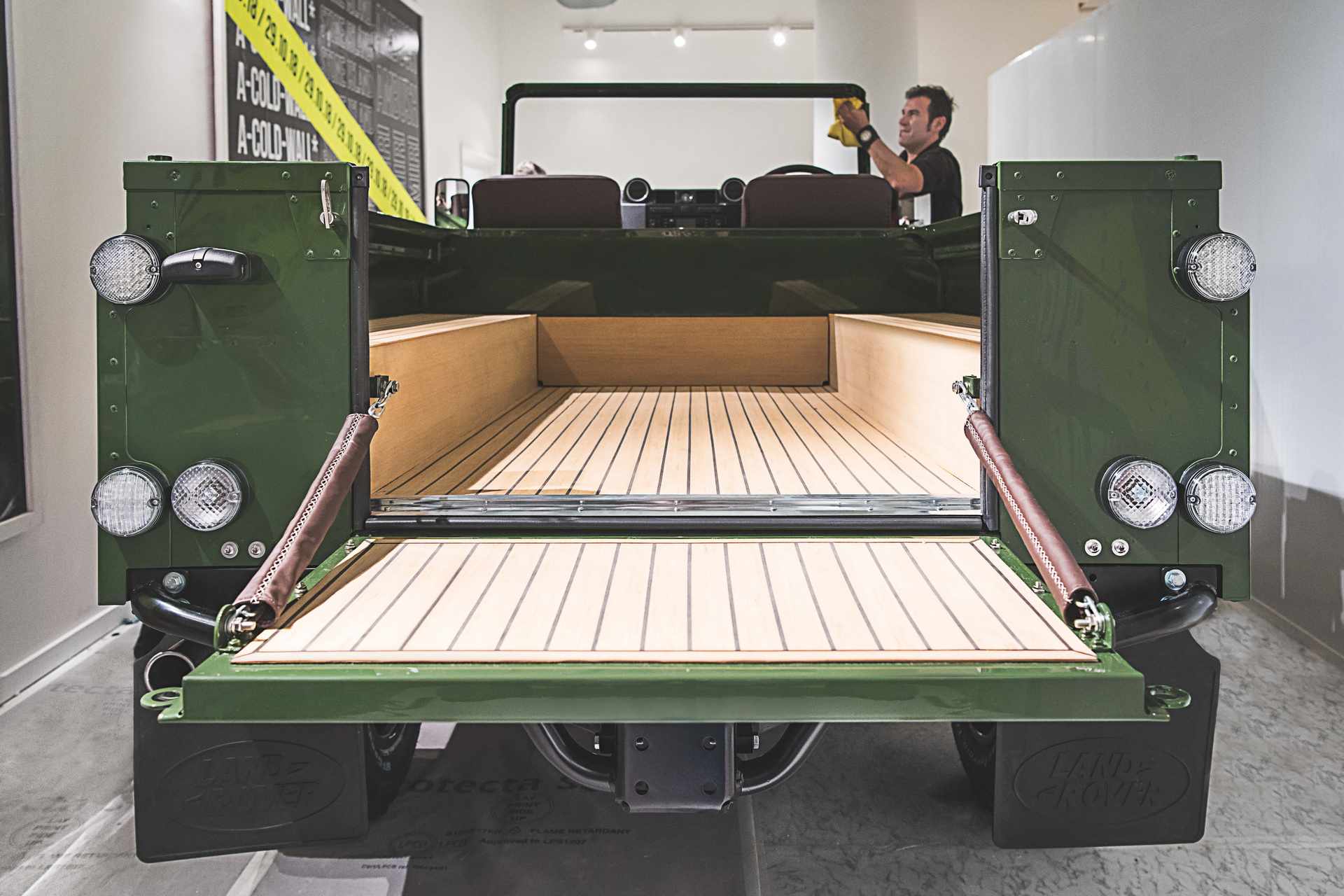 Land_Rover_Classic_Defender_Selfridges_07 One-Off Defender ‘Selfridges Edition’ Made Exclusively For Store’s Designer Room