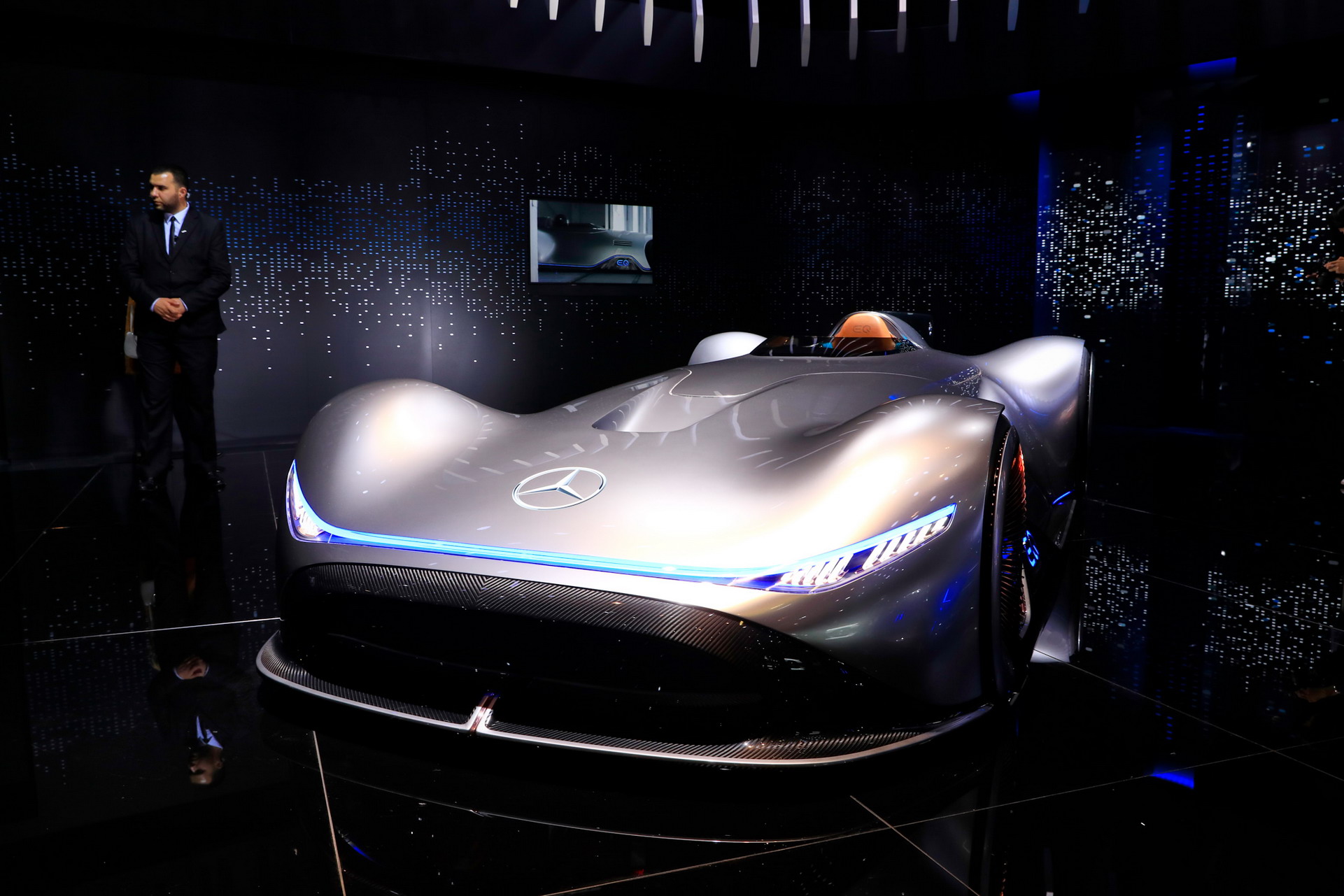 Mercedes B144 2018 Paris Auto Show Gallery: Mercedes-Benz