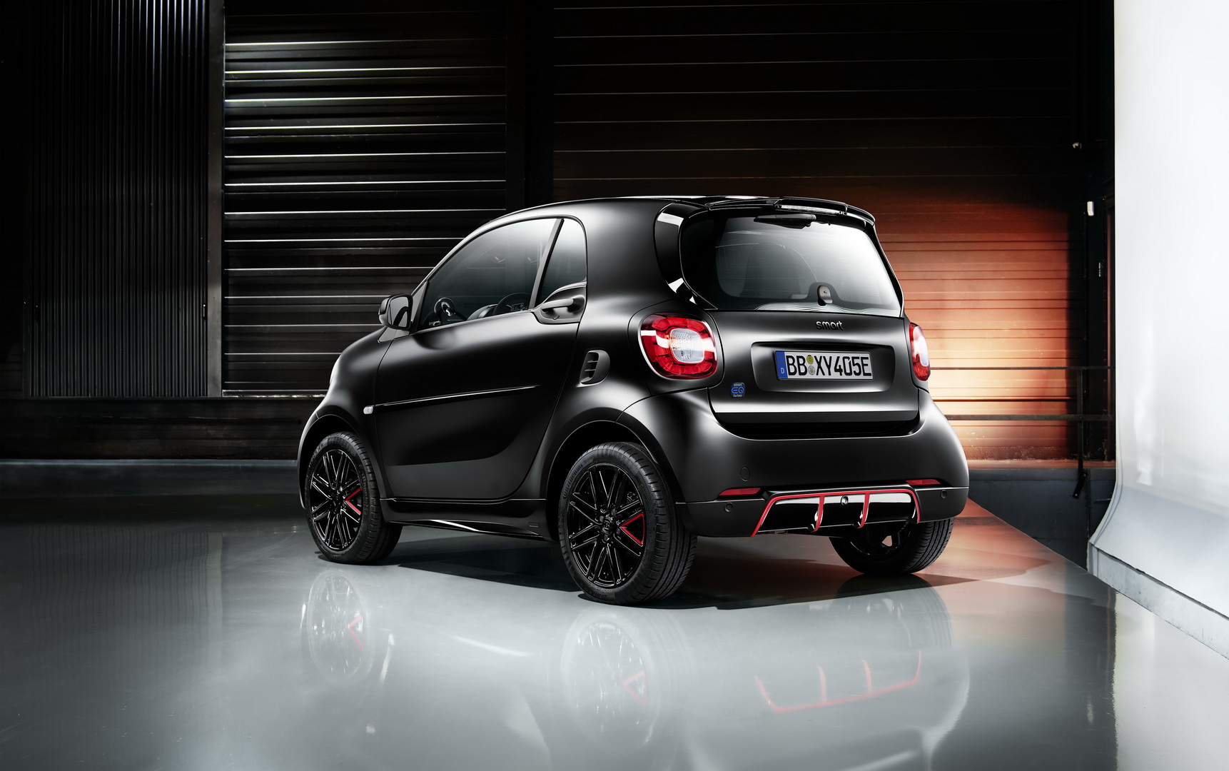 smart auf dem Pariser Autosalon 2018: Elektrisch, urban, unkonventionell
smart at the Paris Motor Show 2018: Electric, urban, unconventional Smart ForTwo Heads To The Dark Side With PureBlack Edition