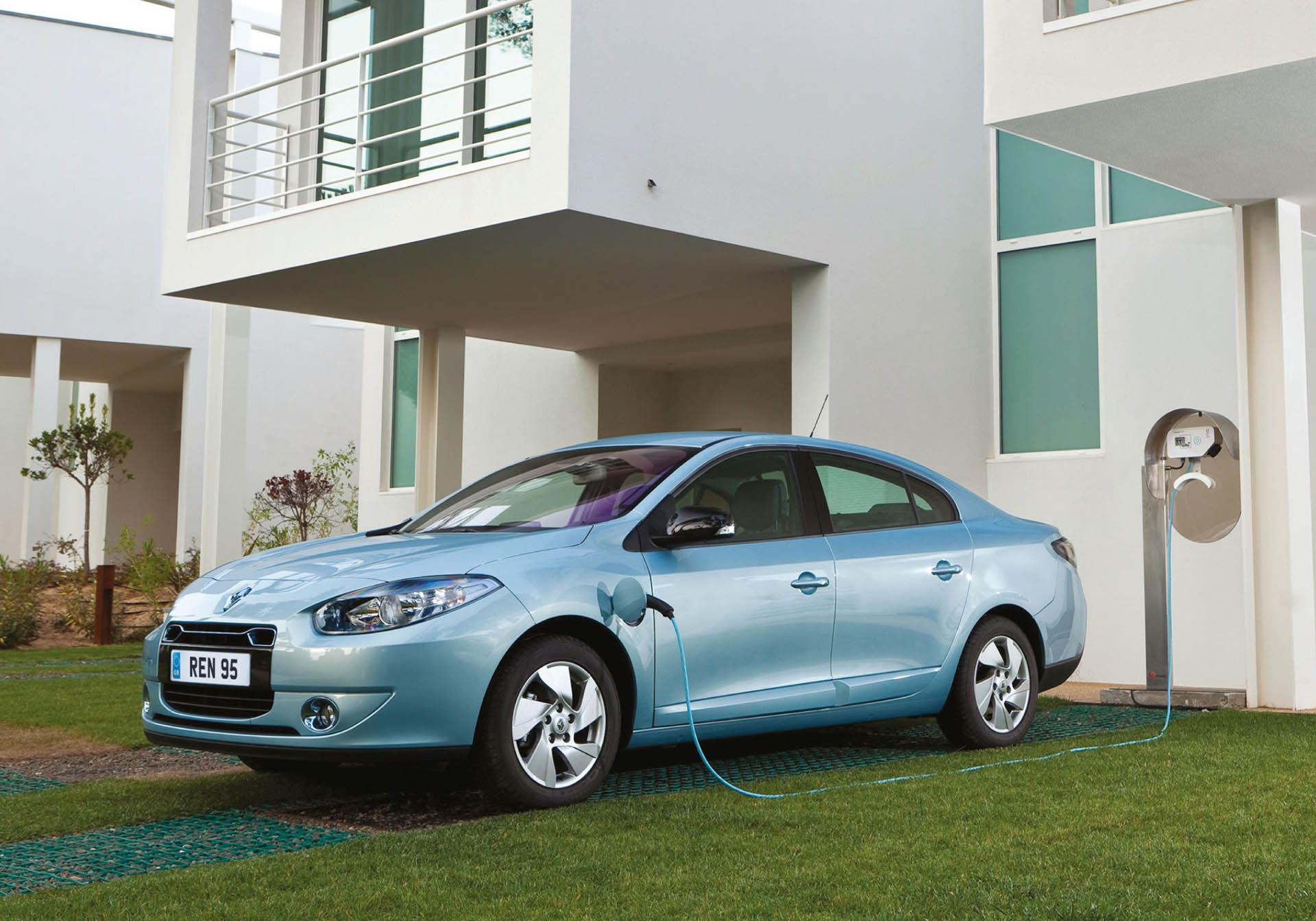 renault-fluence-ze-1 Israel To Ban The Sale Of Gasoline And Diesel Cars And Trucks By 2030