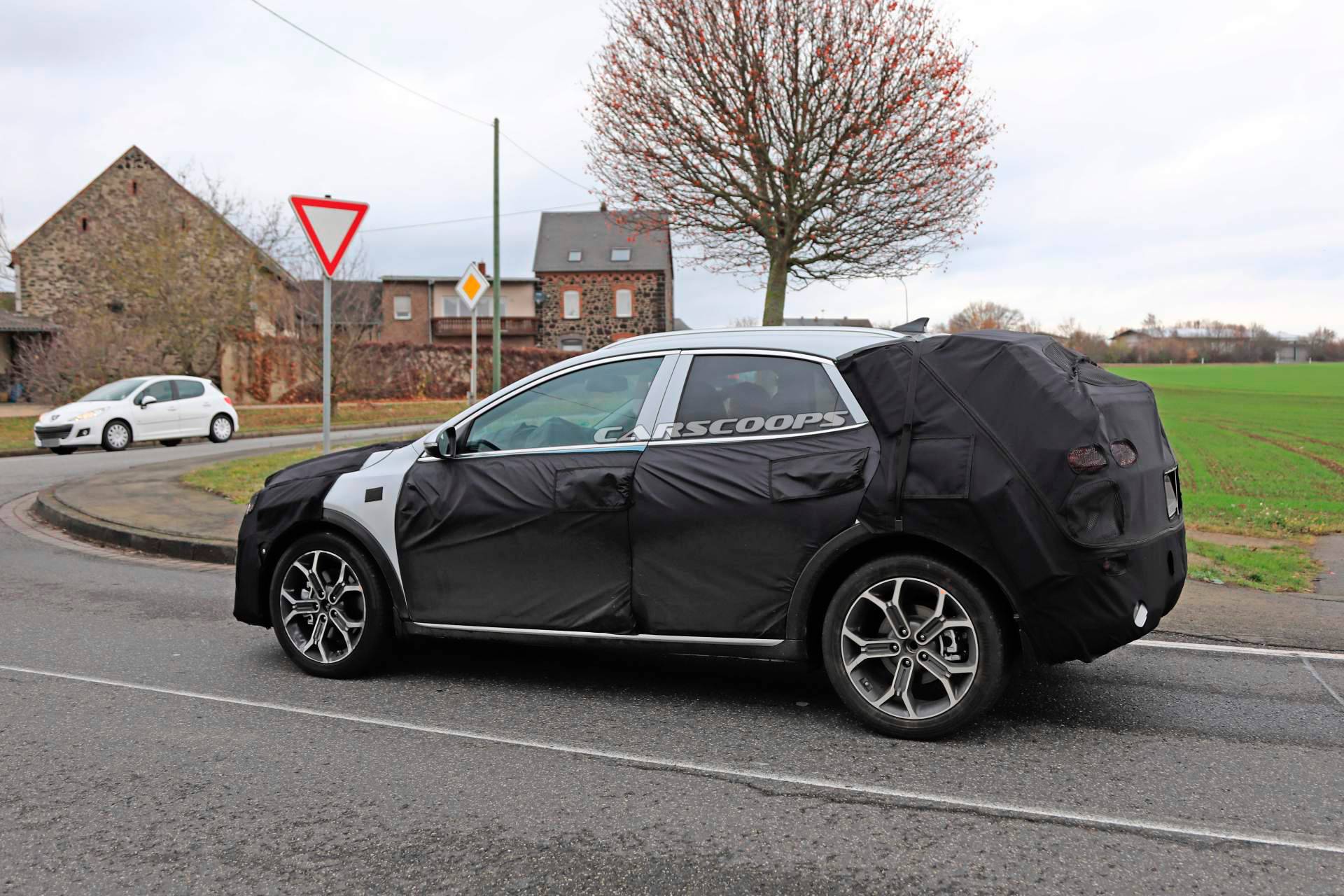 2020 Kia Ceed crossover spy shots 16 2020 Kia XCeed Crossover Spied Testing Against VW T-Roc