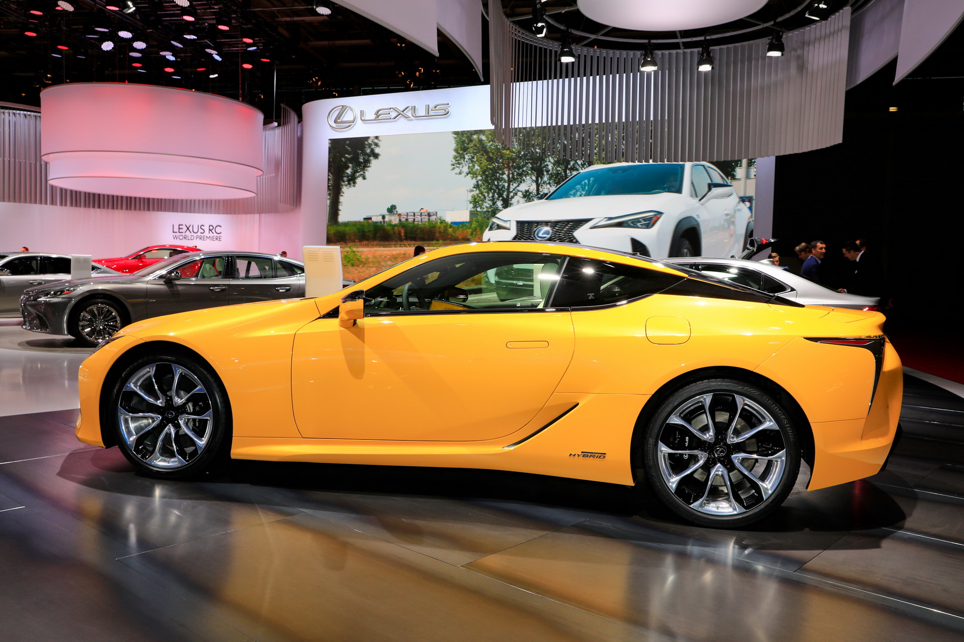 2019 lexus lc limited edition paris livepics 3 Lexus LC Limited Edition Adds A Splash Of Color To Luxury Coupe