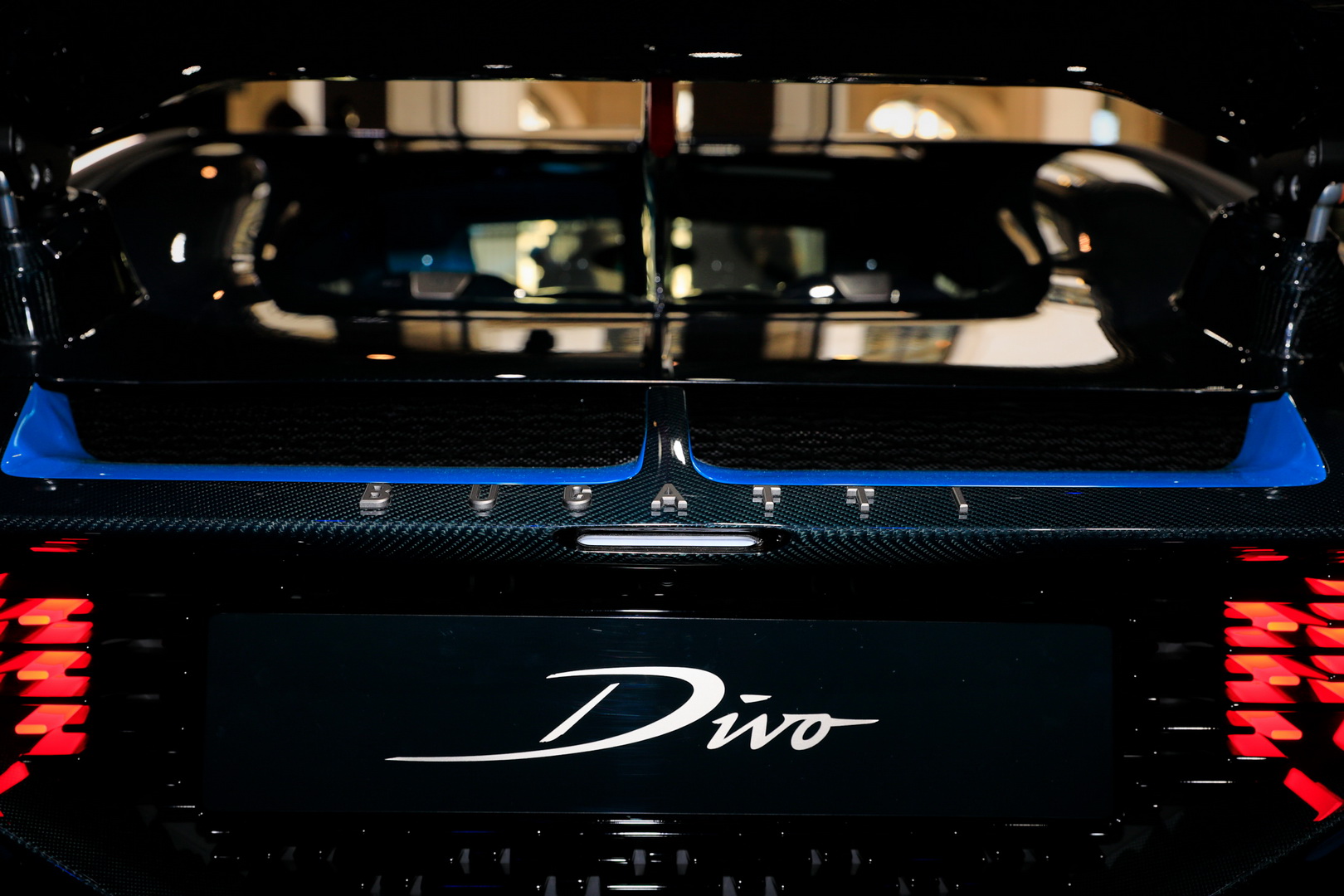 Bugatti Divo Bugatti Divo Looks Spectacular Under Any Light, Check It Out In 92 Images From Paris